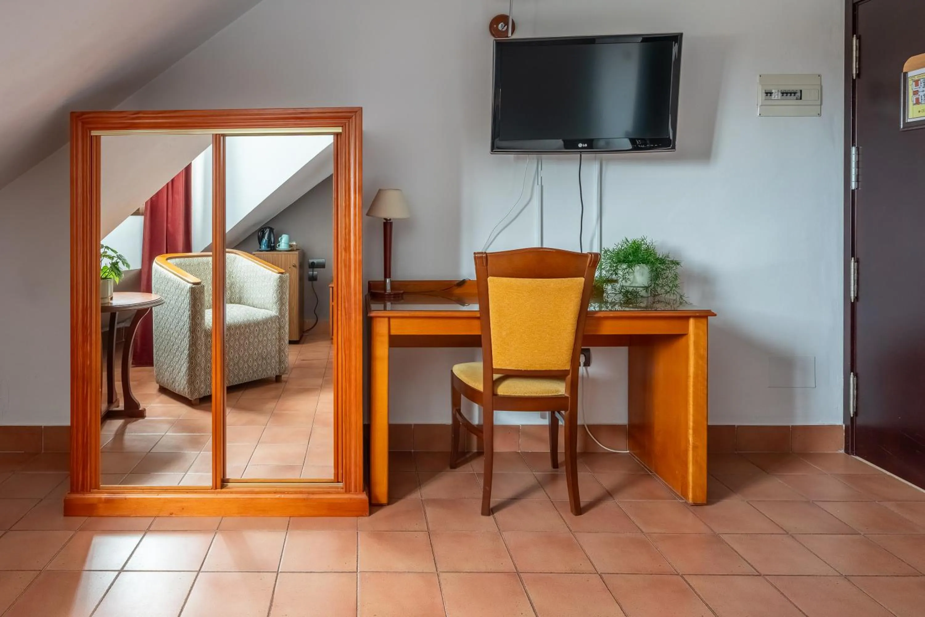 TV and multimedia in I AM La Posada Hotel and Apartment