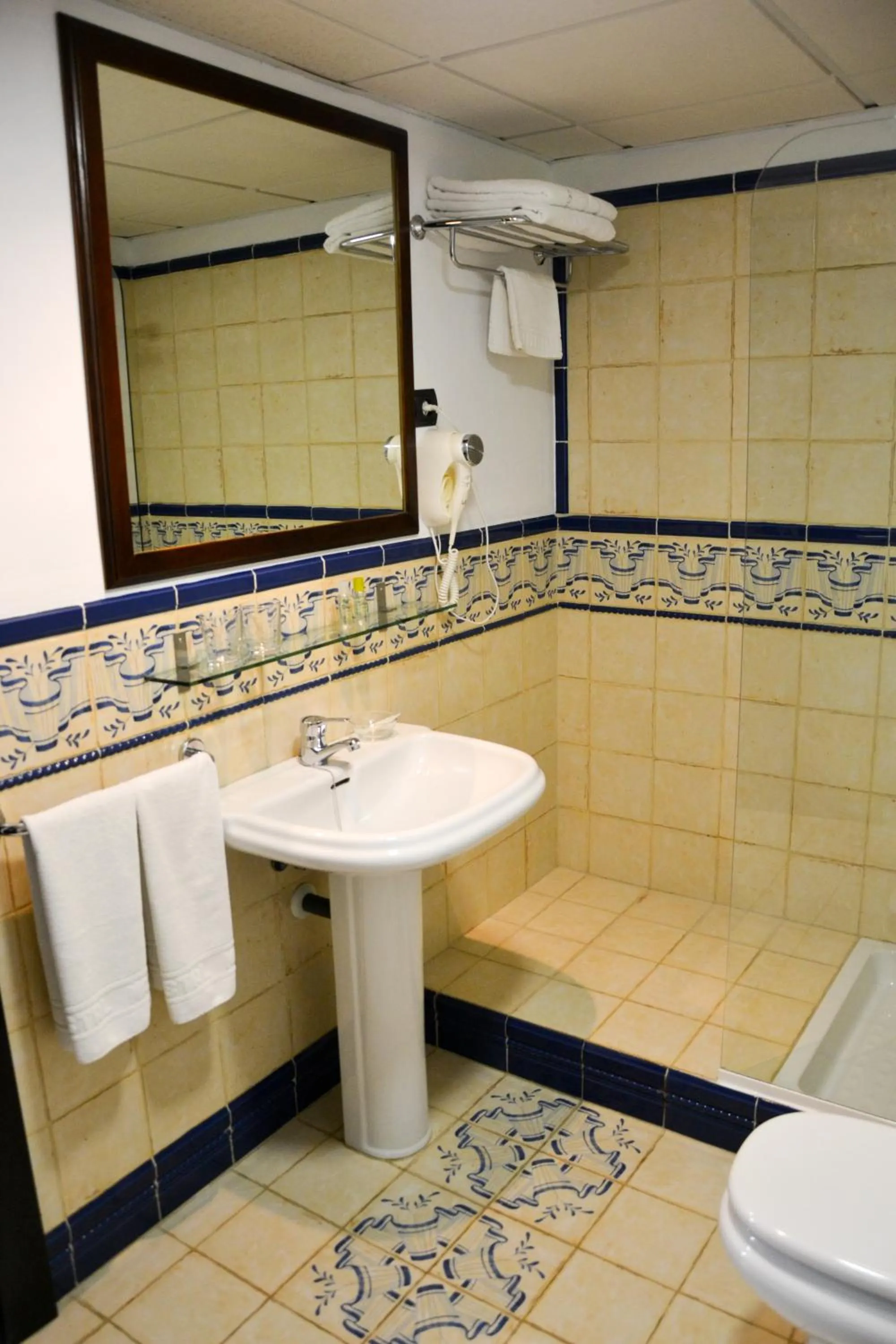 Shower in I AM La Posada Hotel and Apartment