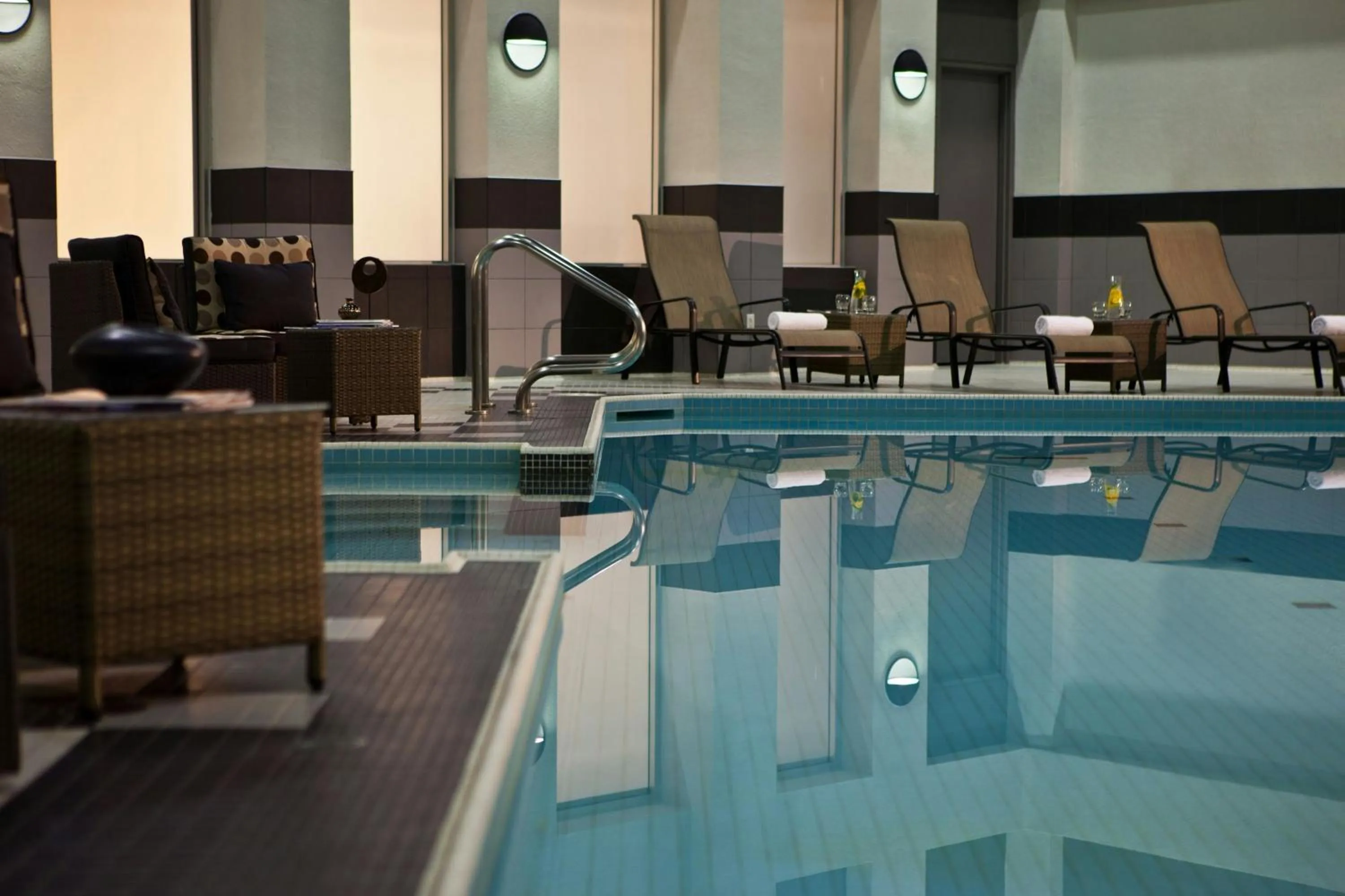 Swimming pool in Toronto Marriott City Centre Hotel