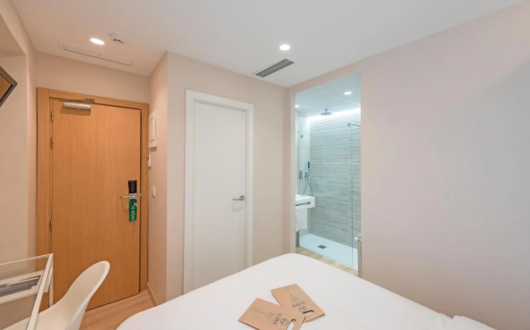 Shower, Bed in La Lonja