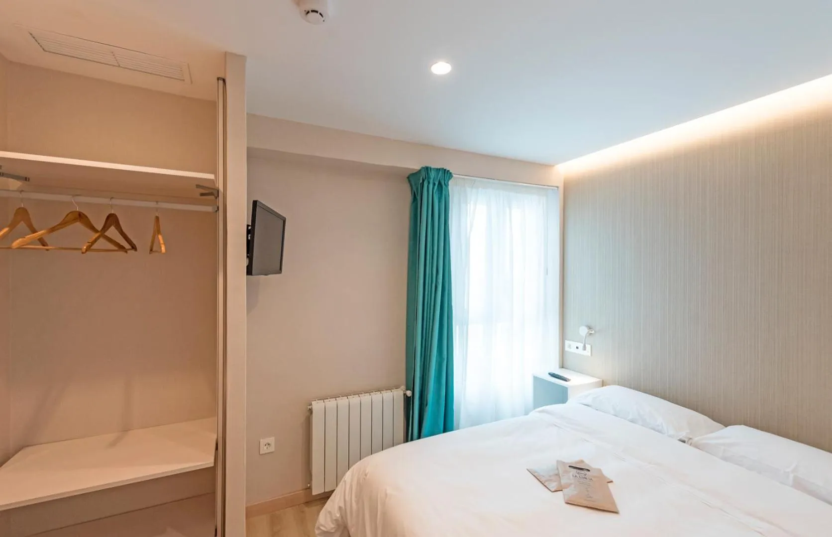 Photo of the whole room, Bed in La Lonja