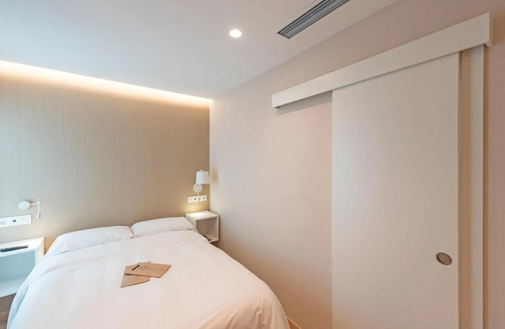 Photo of the whole room, Bed in La Lonja