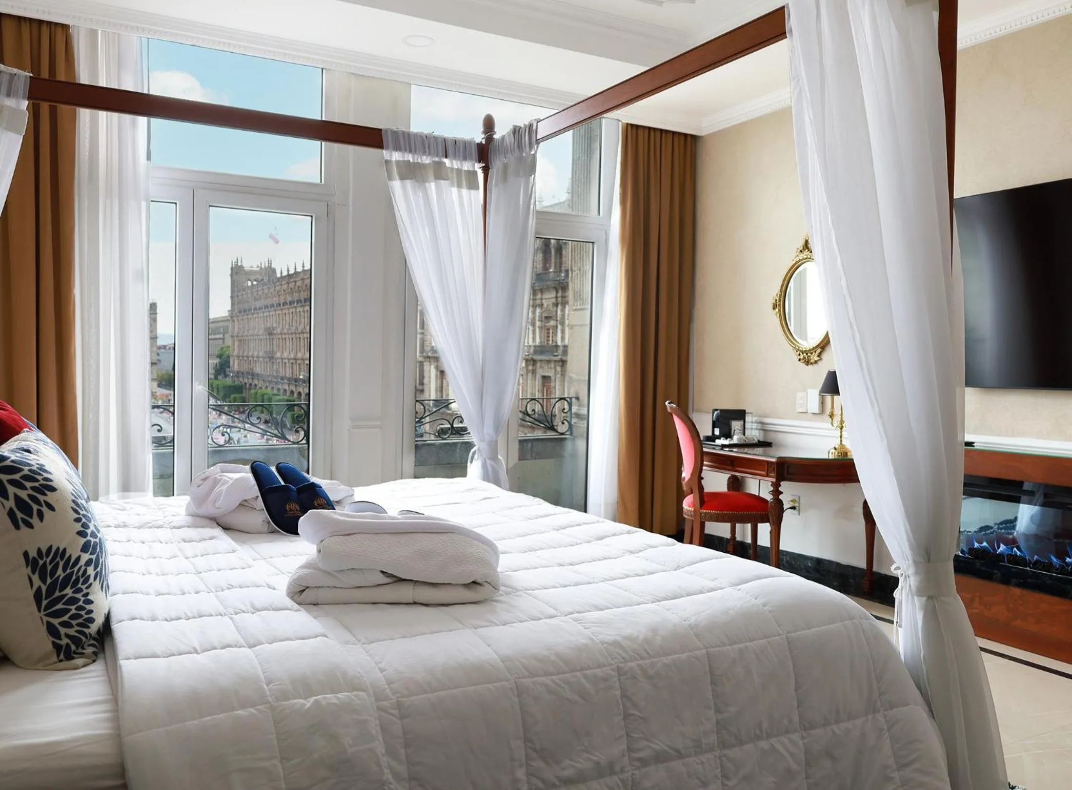 Guests, Bed in Gran Hotel Ciudad de México Zócalo View