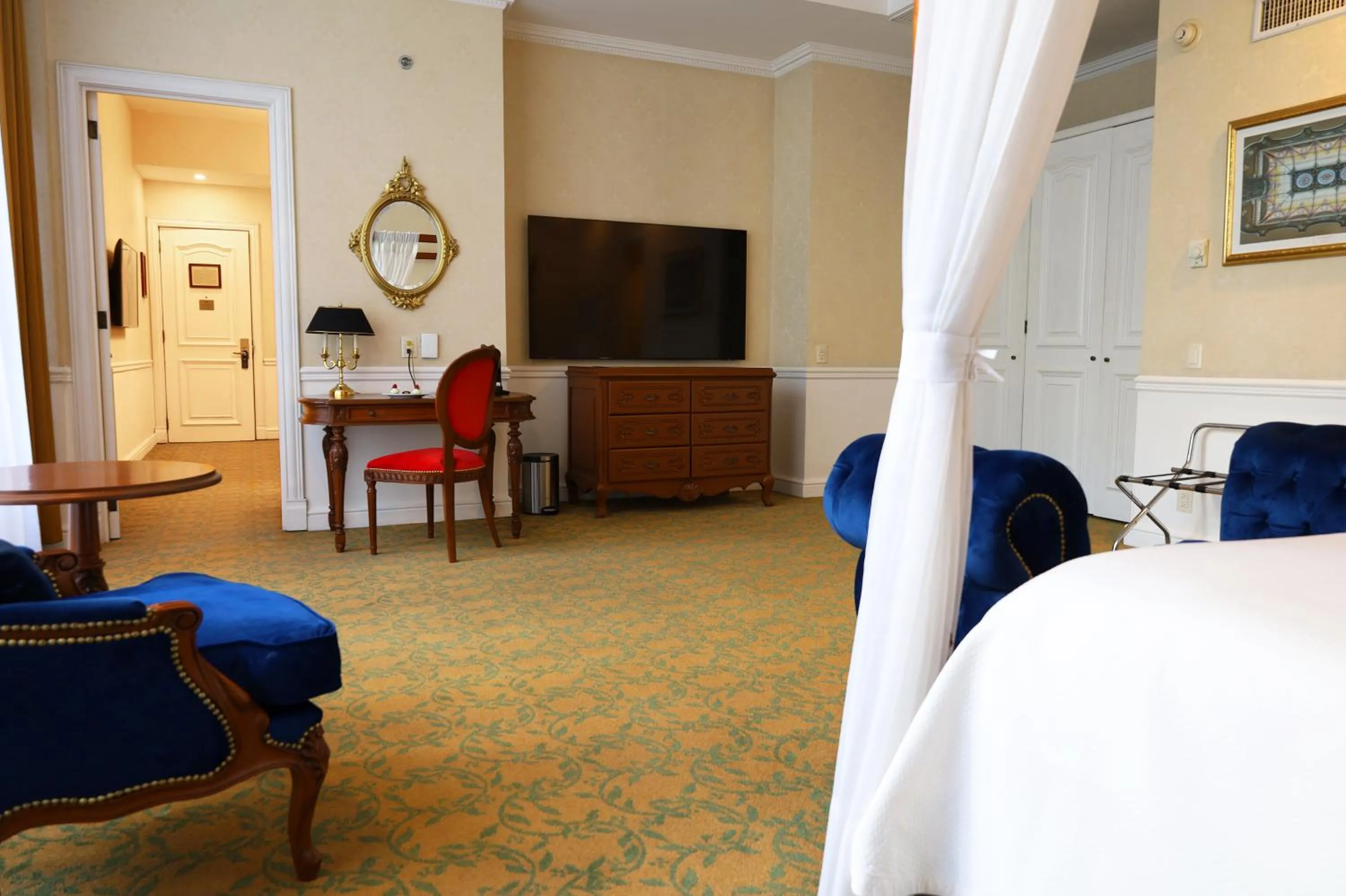 Photo of the whole room, Bed in Gran Hotel Ciudad de México Zócalo View