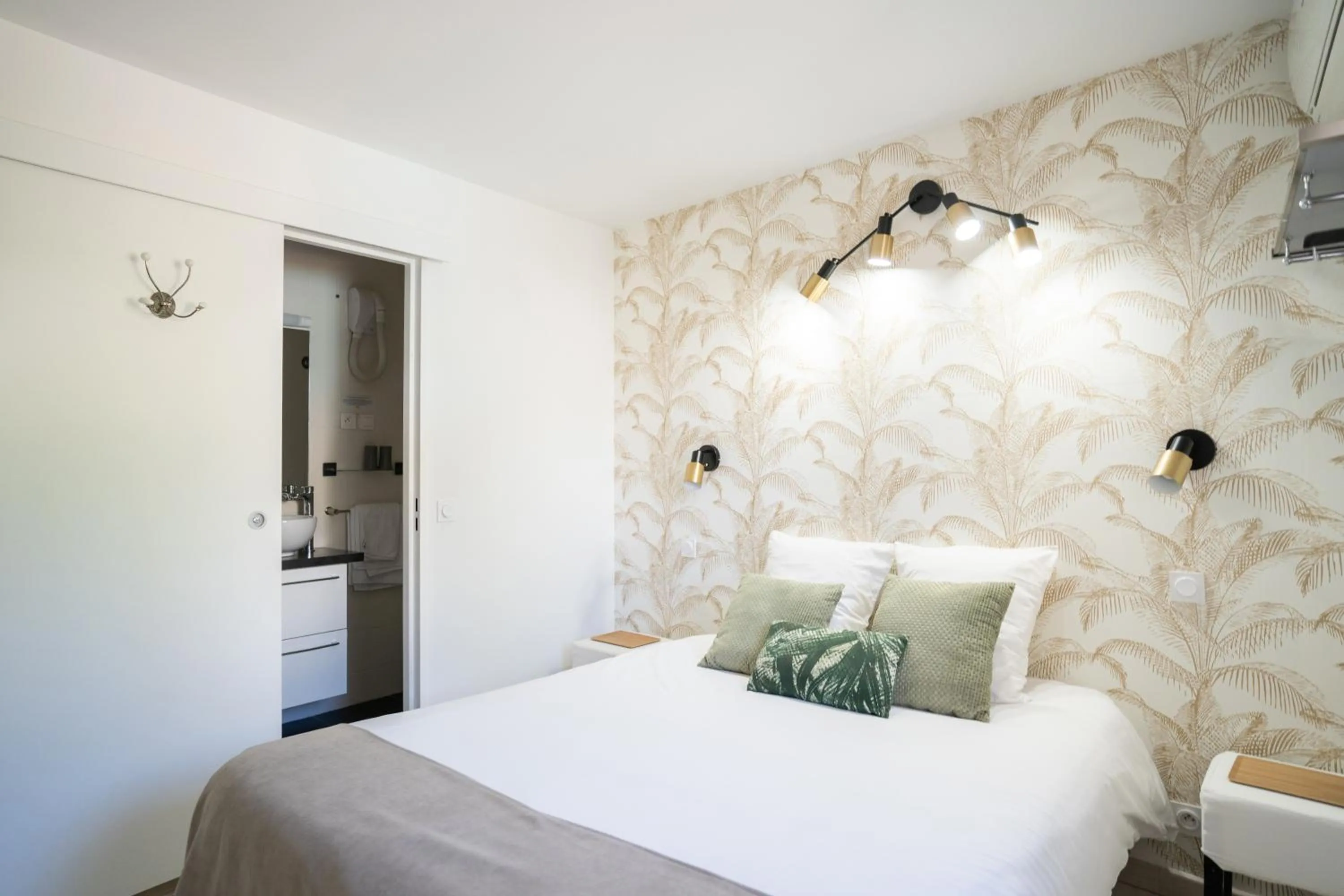 Bed in Logis Hôtel La Fenière