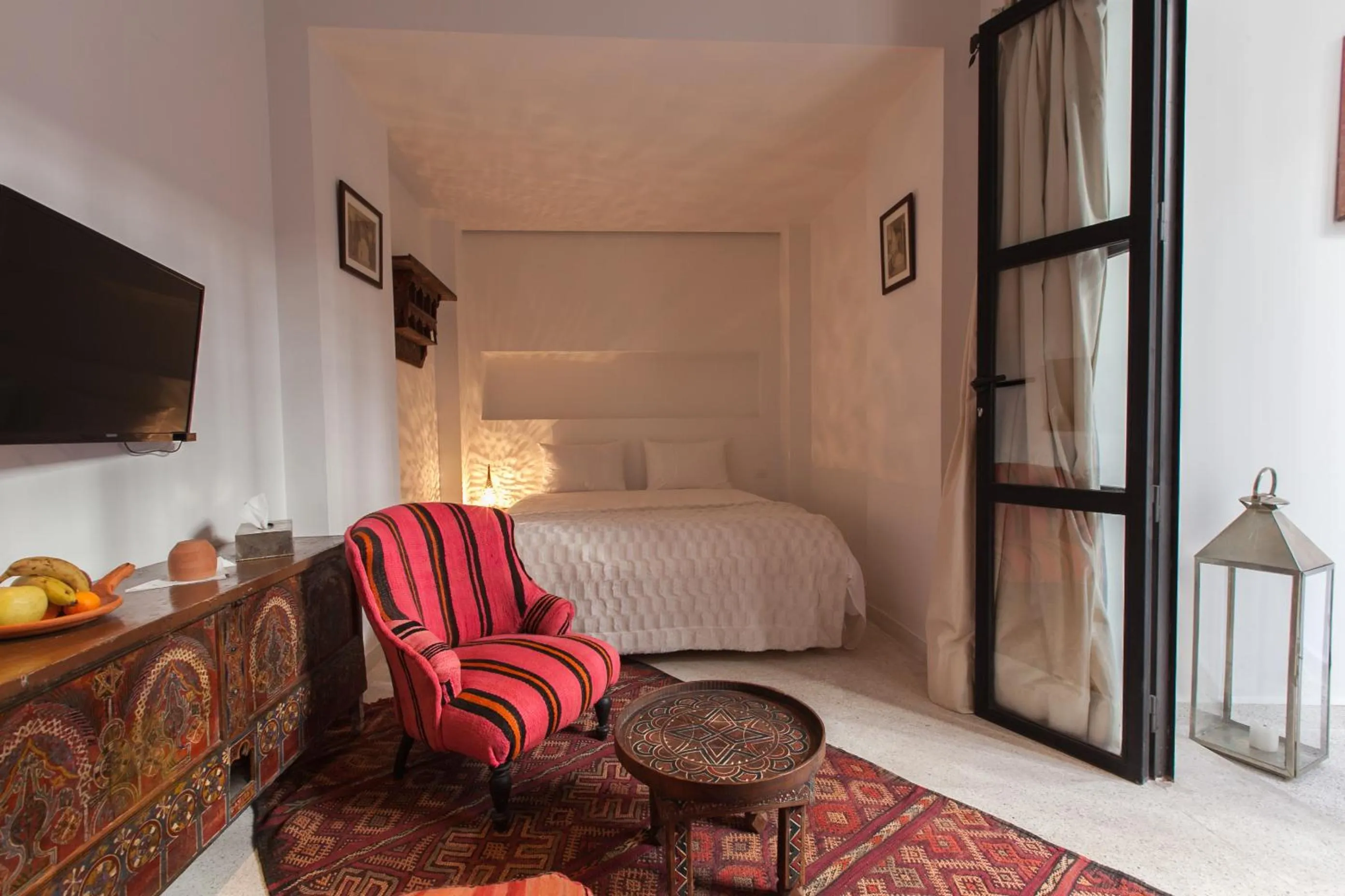 Photo of the whole room, Bed in Riad Zebrakaro
