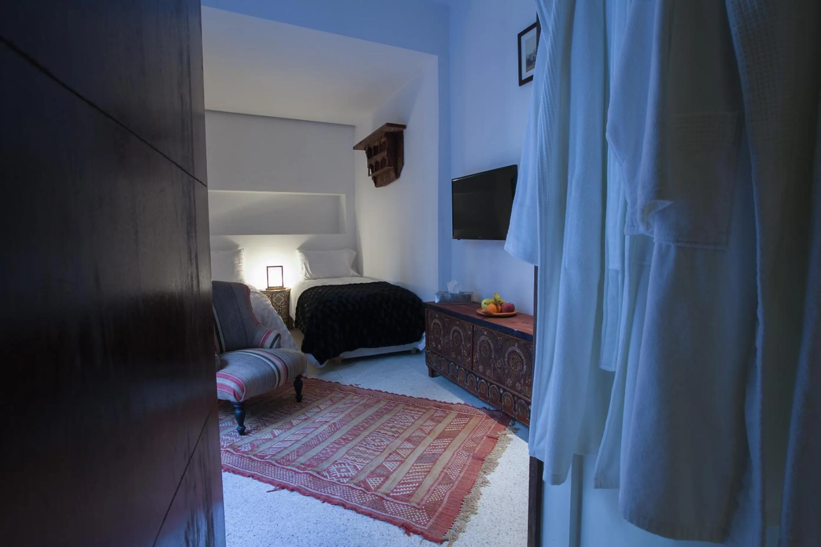 Photo of the whole room, Bed in Riad Zebrakaro