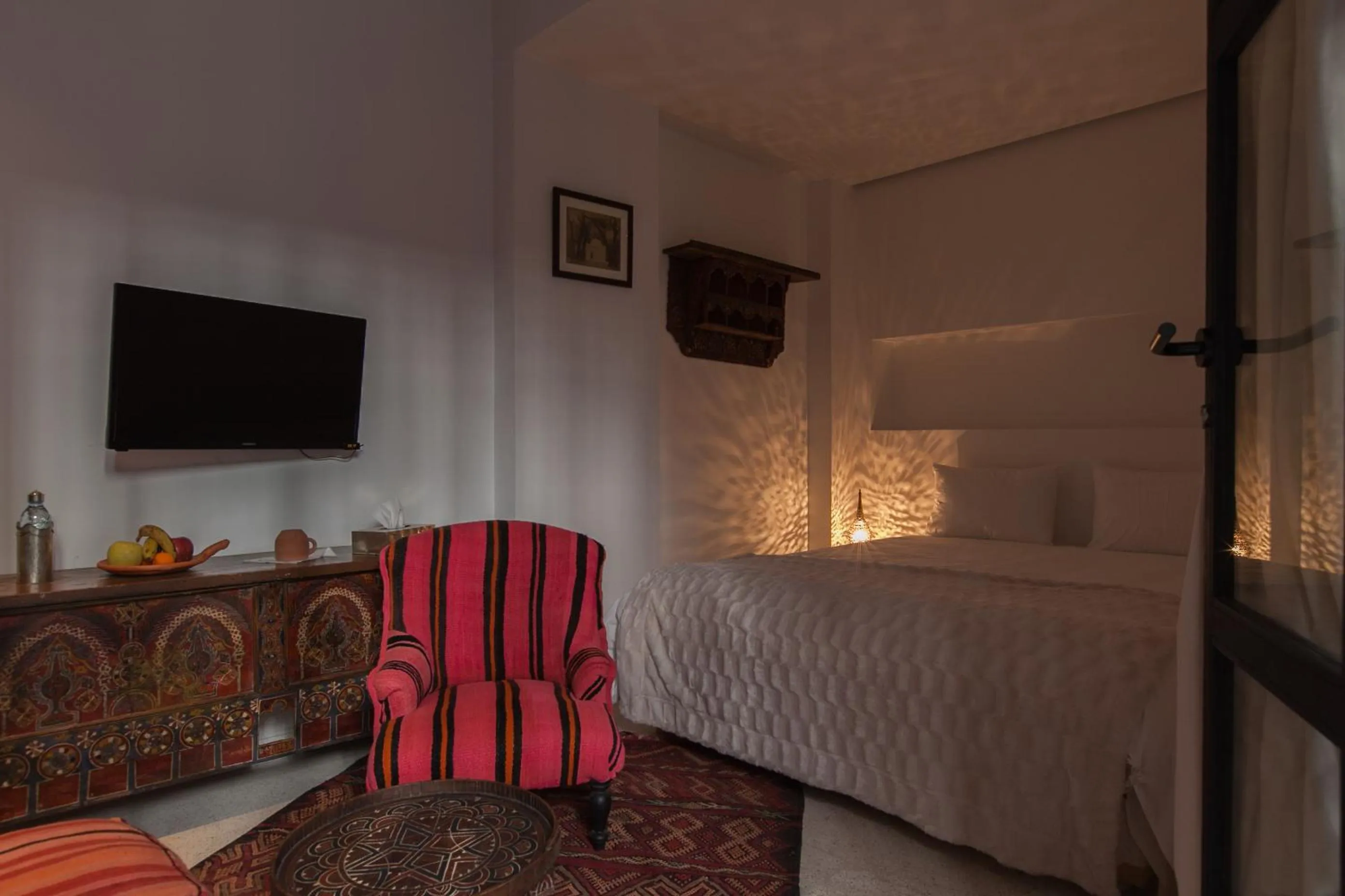 Photo of the whole room, Bed in Riad Zebrakaro