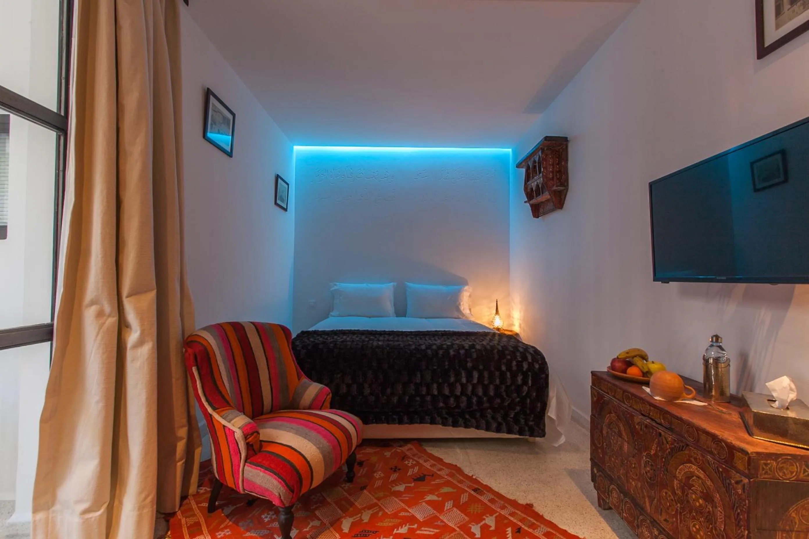 Photo of the whole room, Bed in Riad Zebrakaro