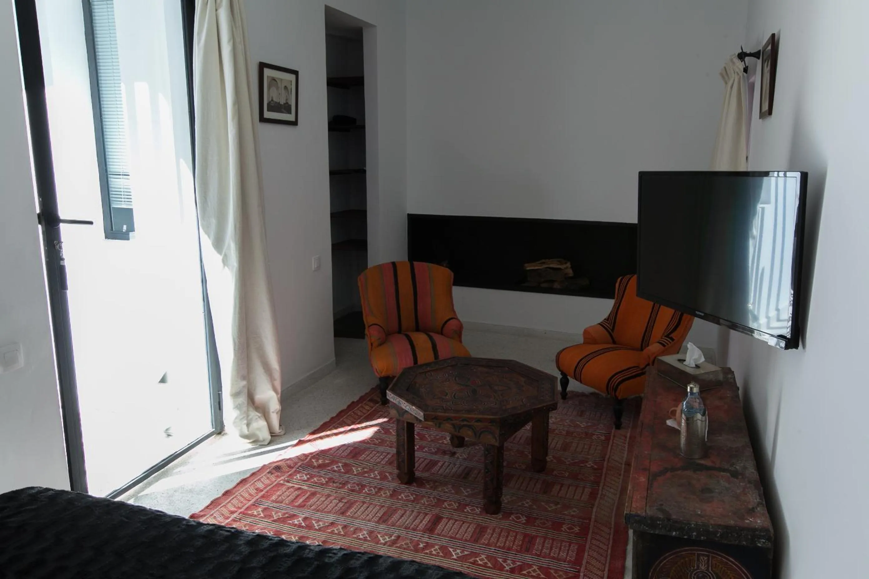 Photo of the whole room in Riad Zebrakaro