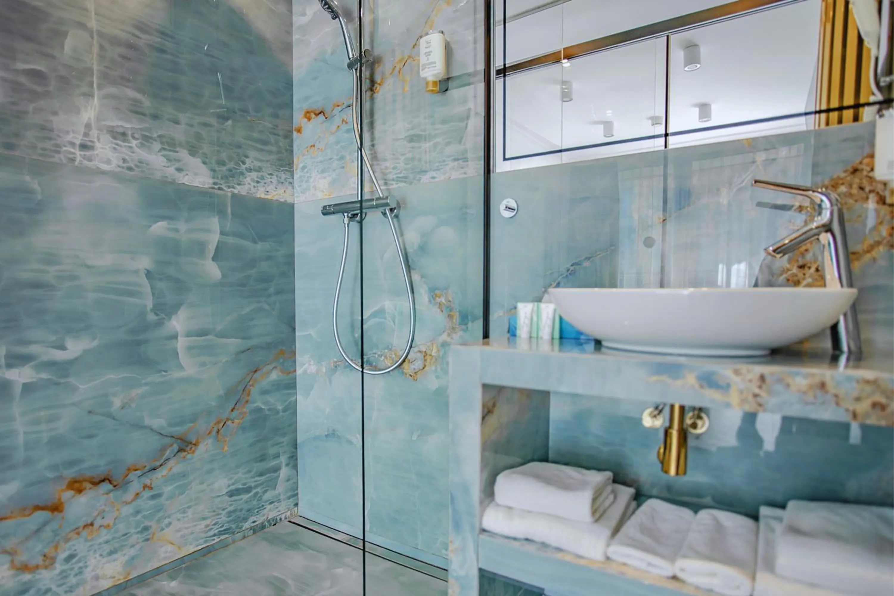 Shower in Prawdzic Family Resort & Wellness