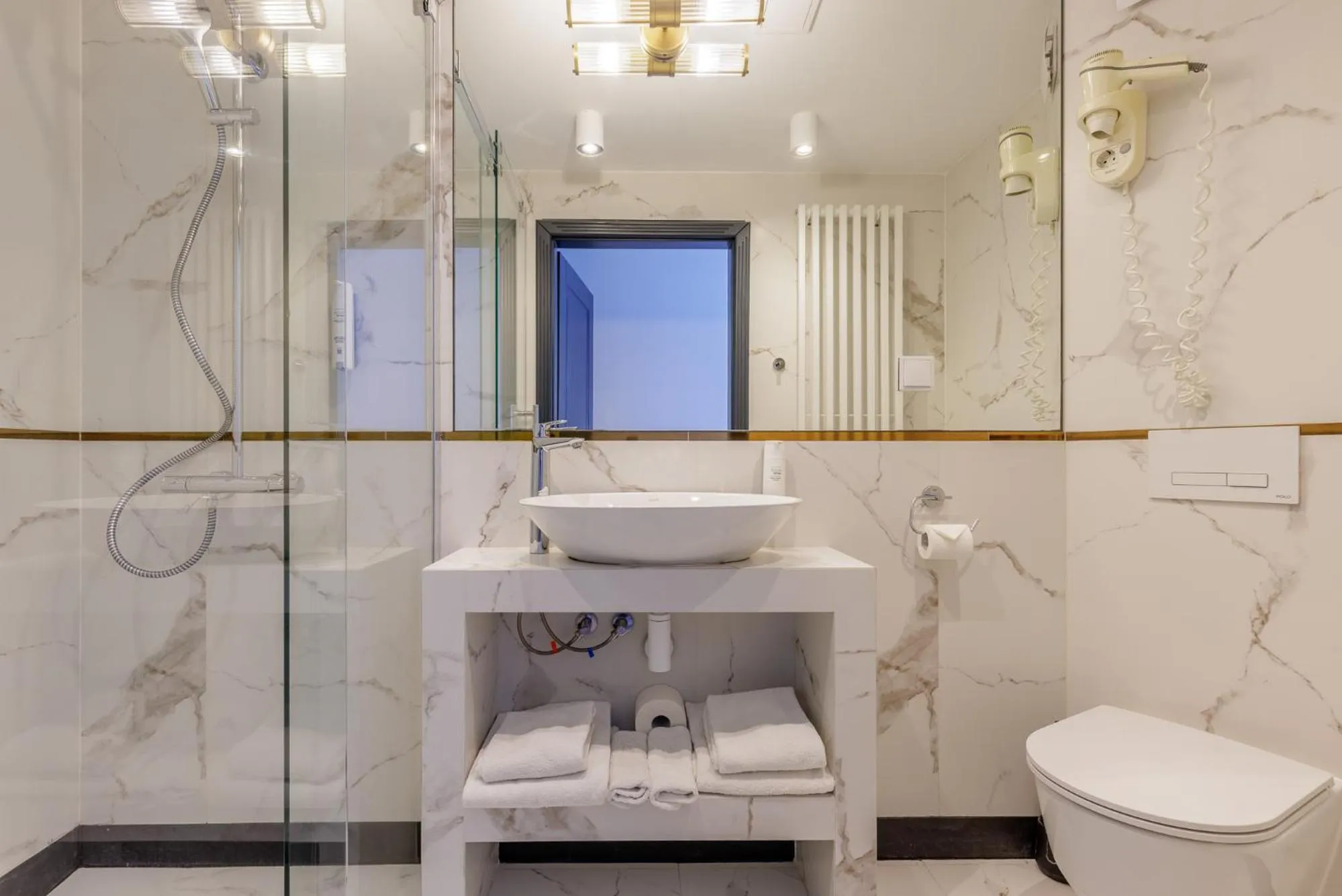 Shower in Prawdzic Family Resort & Wellness