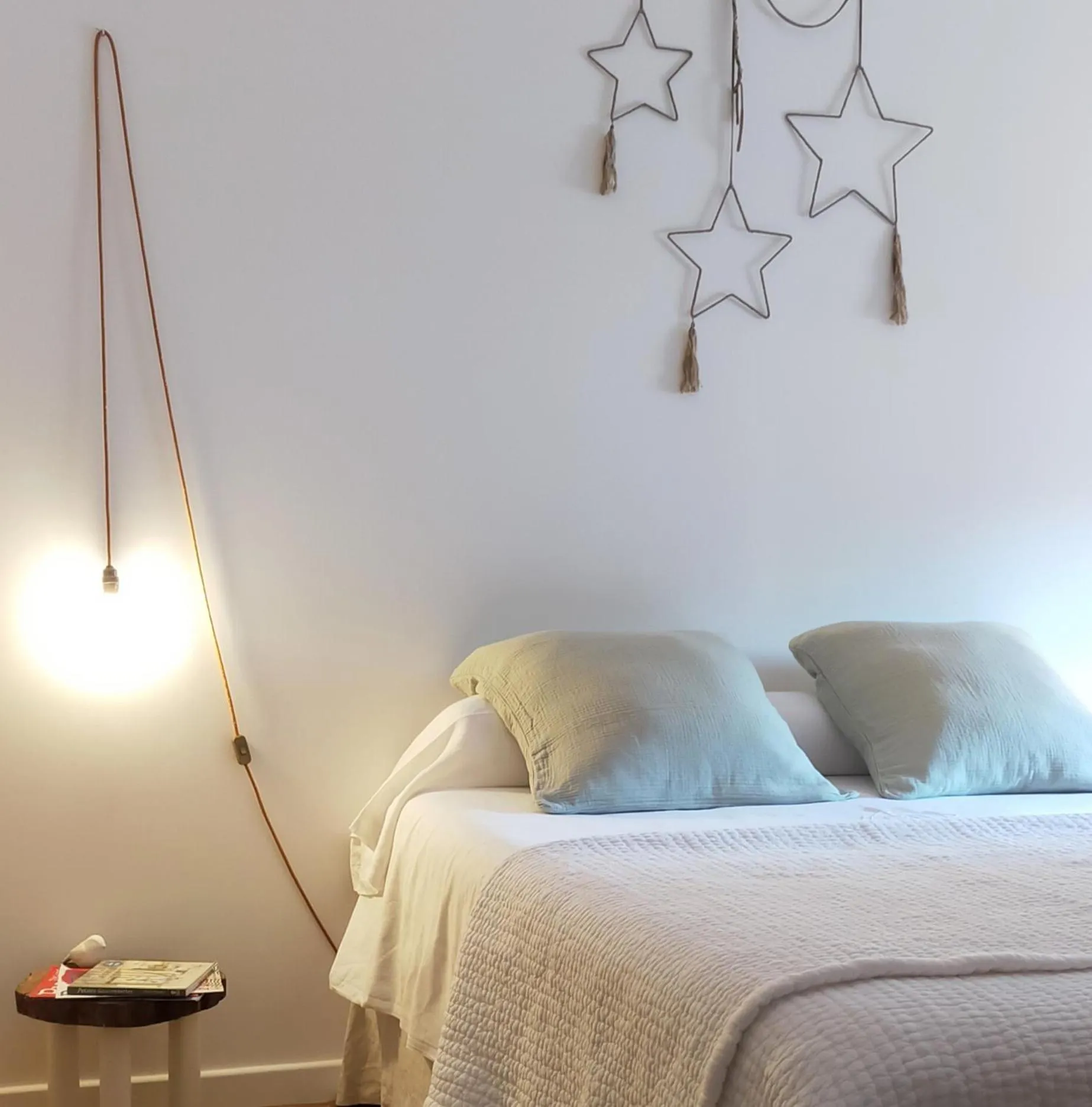 Bedroom, Bed in les Didascalies