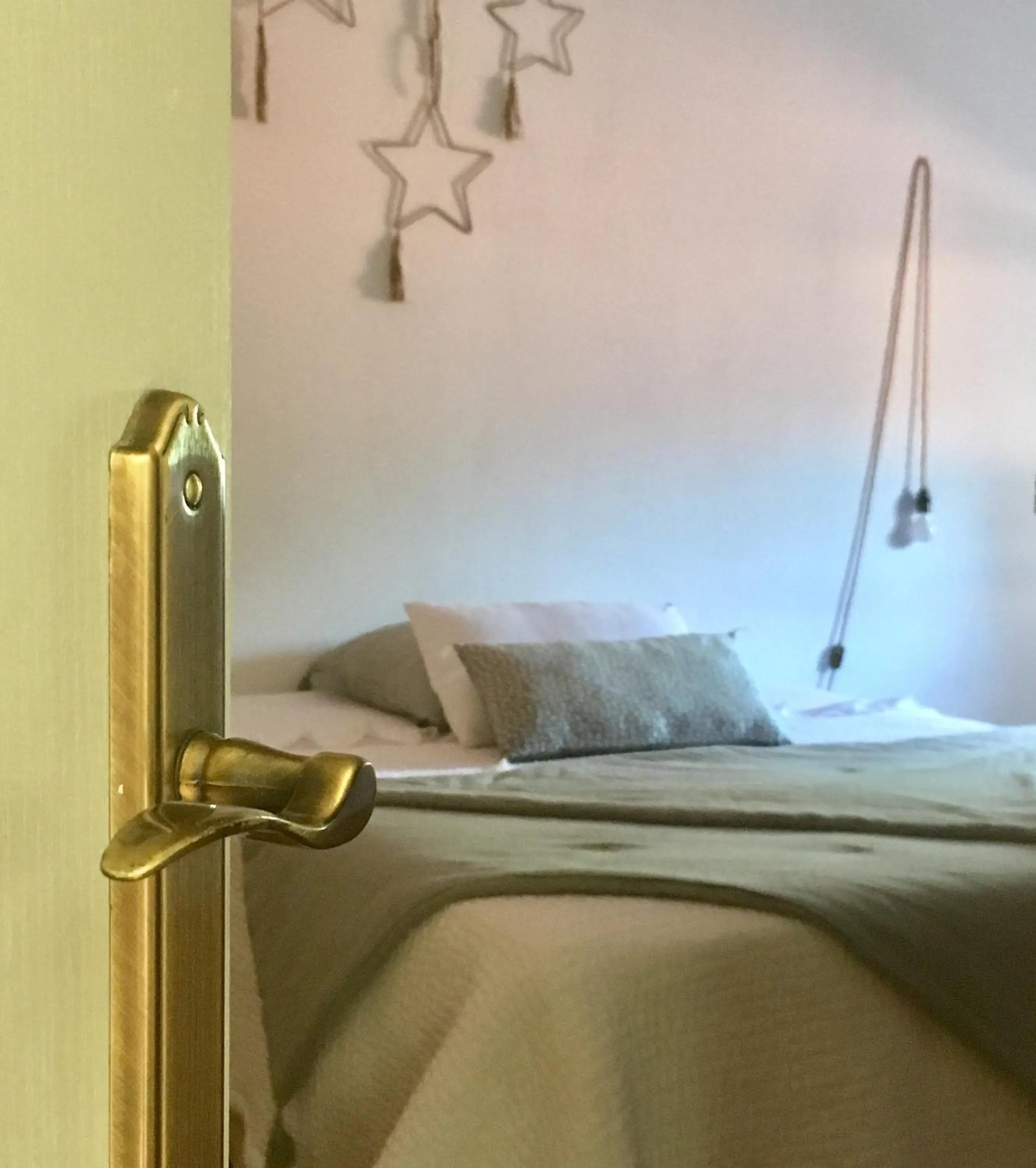 Bedroom, Bed in les Didascalies