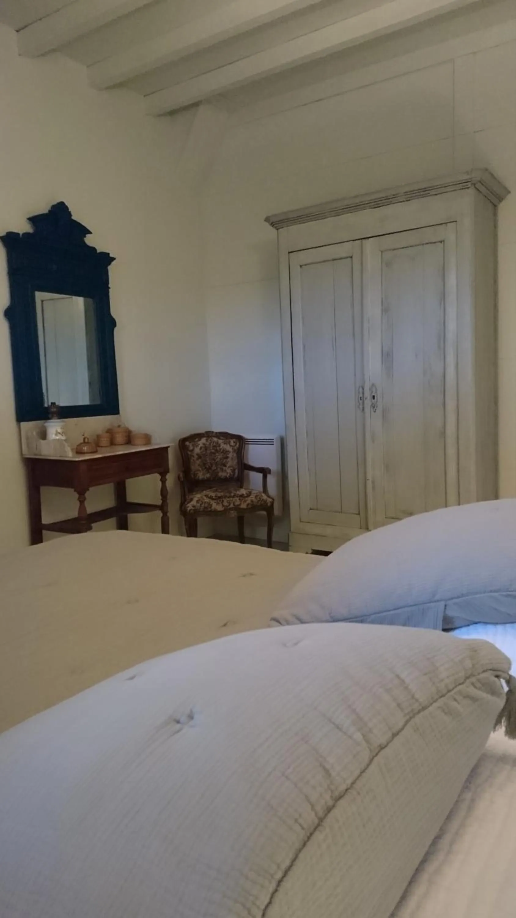 Bedroom, Bed in les Didascalies