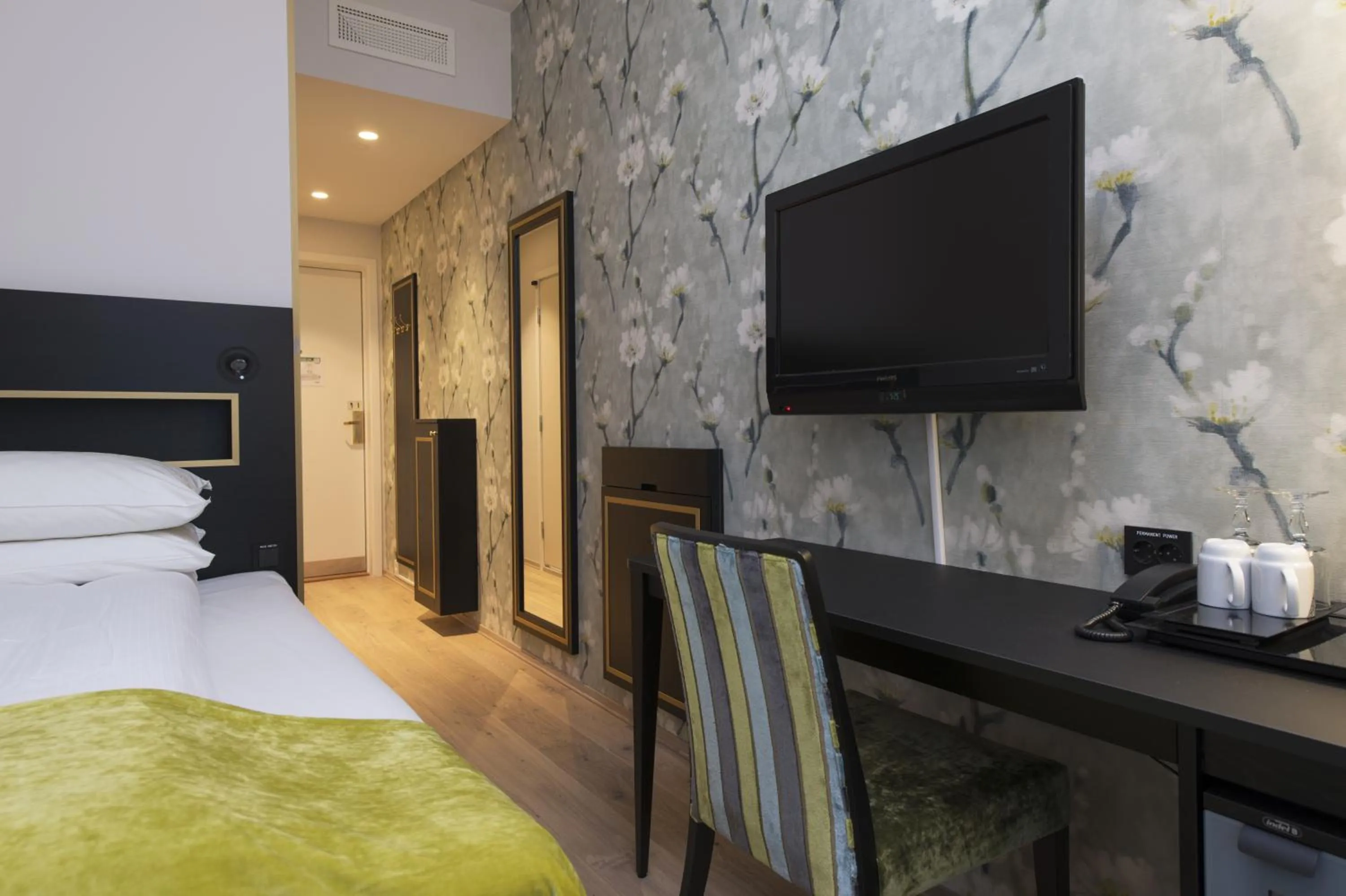 Photo of the whole room, Bed in Thon Hotel Opera