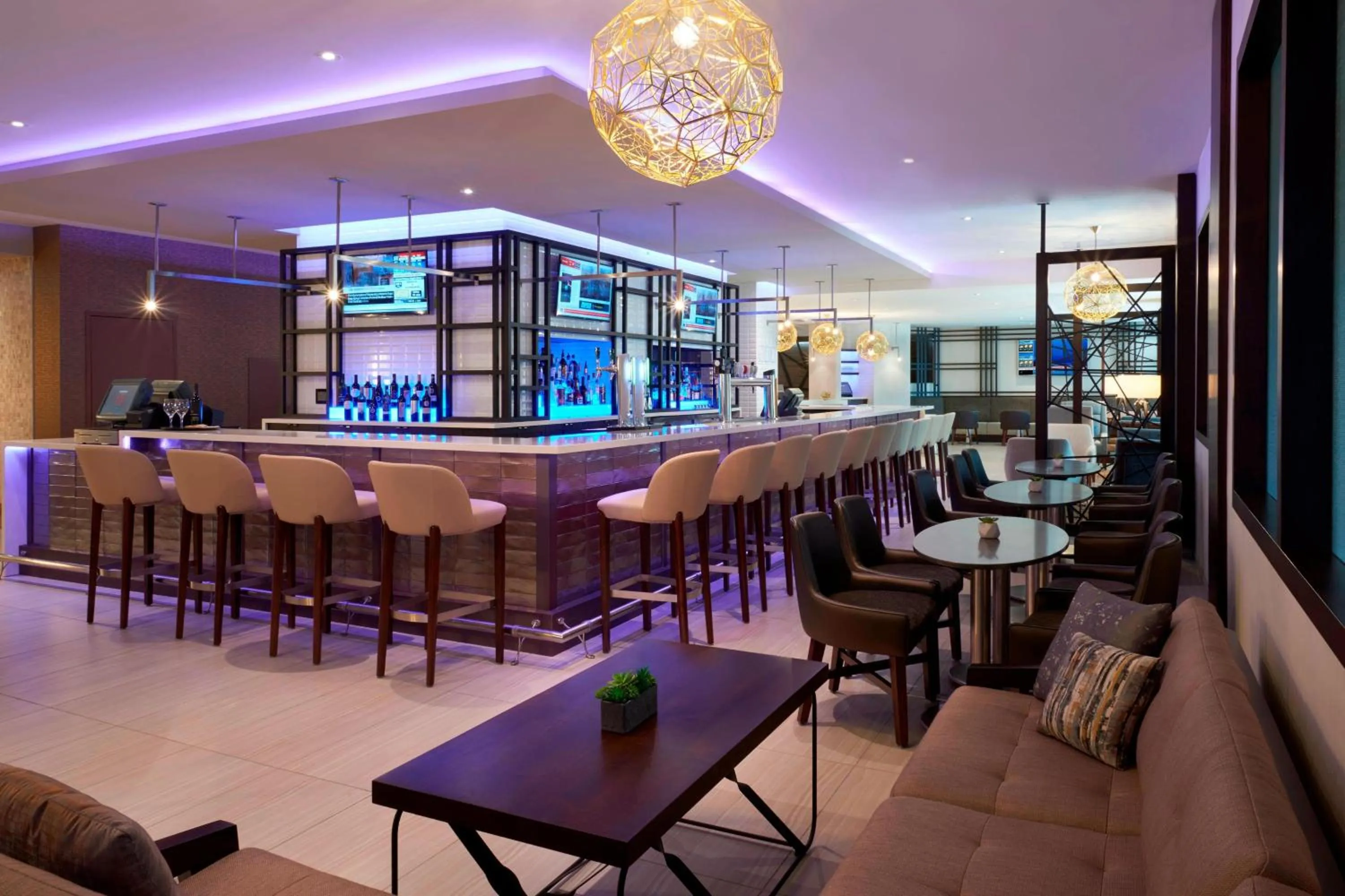 Lounge or bar in Toronto Airport Marriott Hotel
