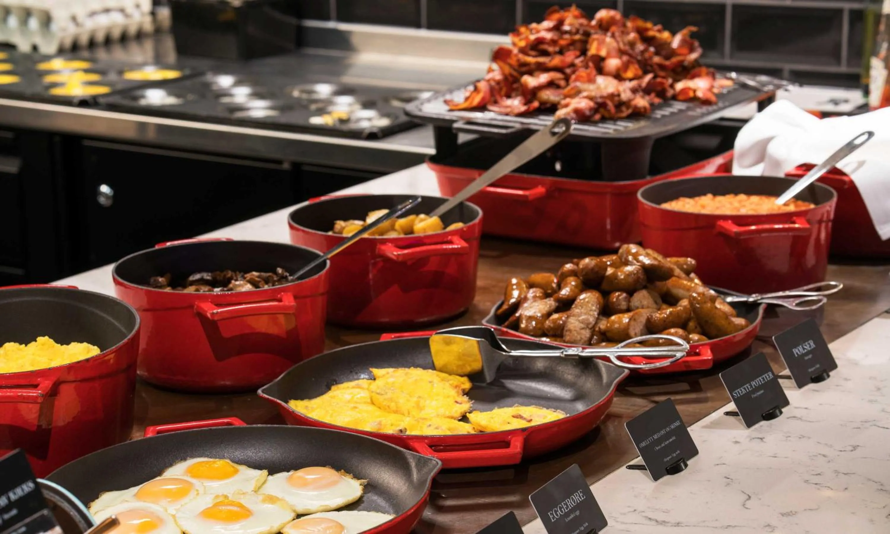 Buffet breakfast in Thon Hotel Ski