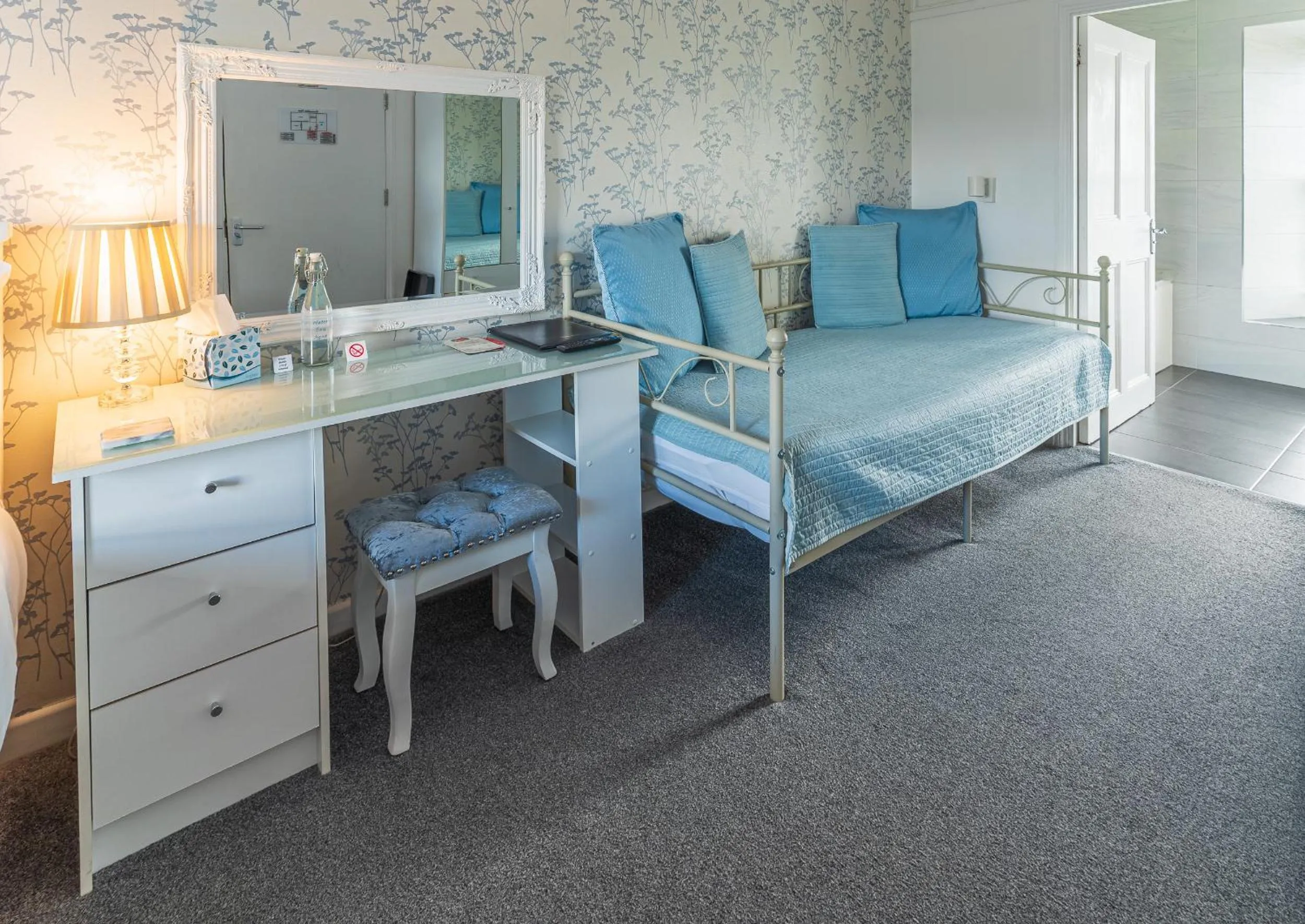 Seating area, Bed in Rooms at The Highcliffe