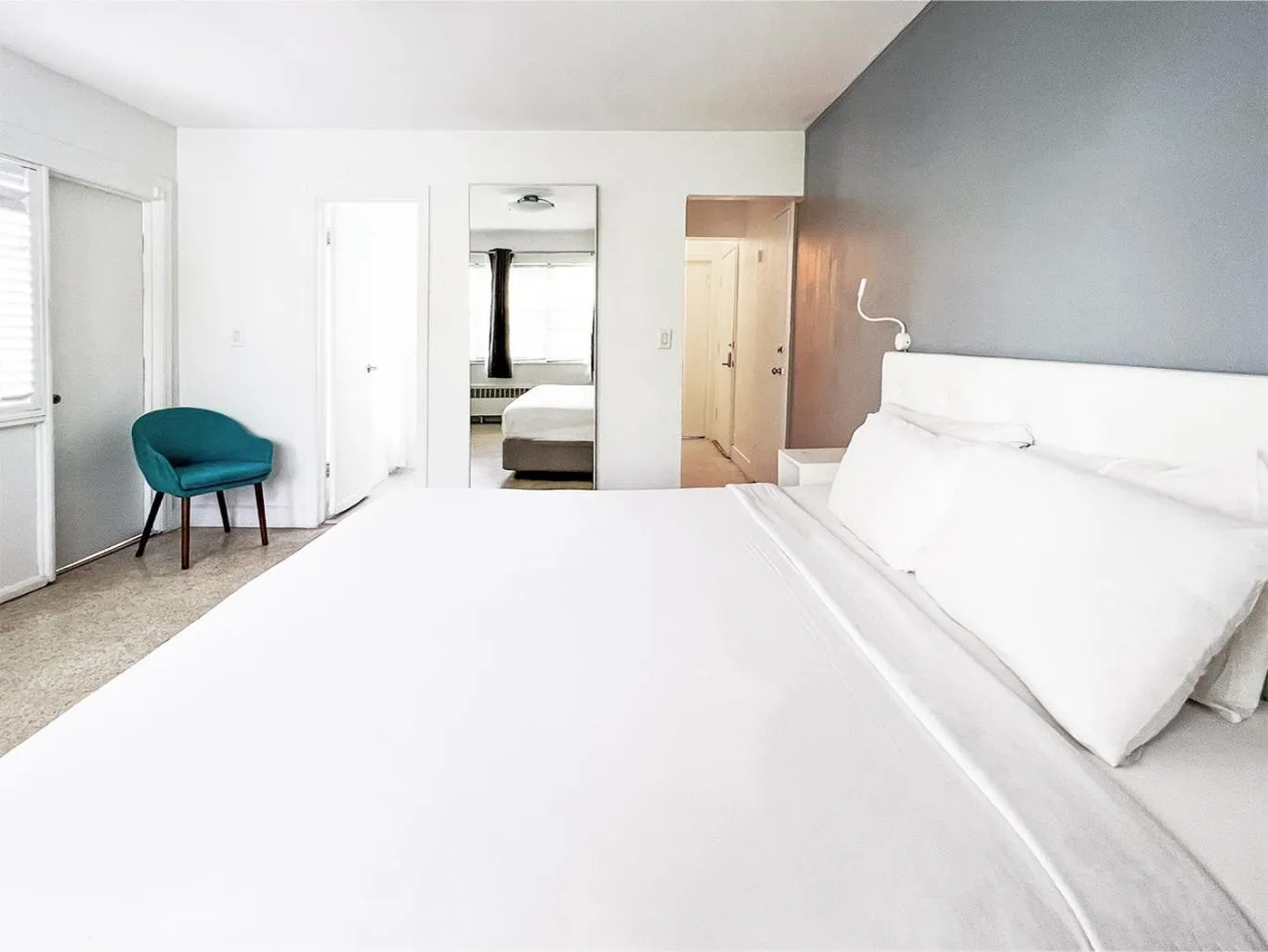 Photo of the whole room, Bed in Winterset