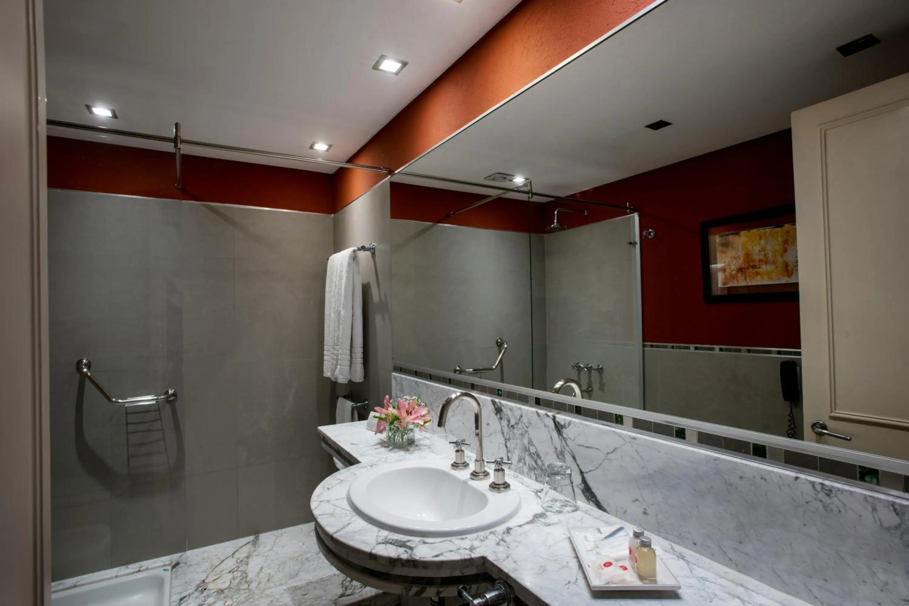 Shower in Windsor Hotel