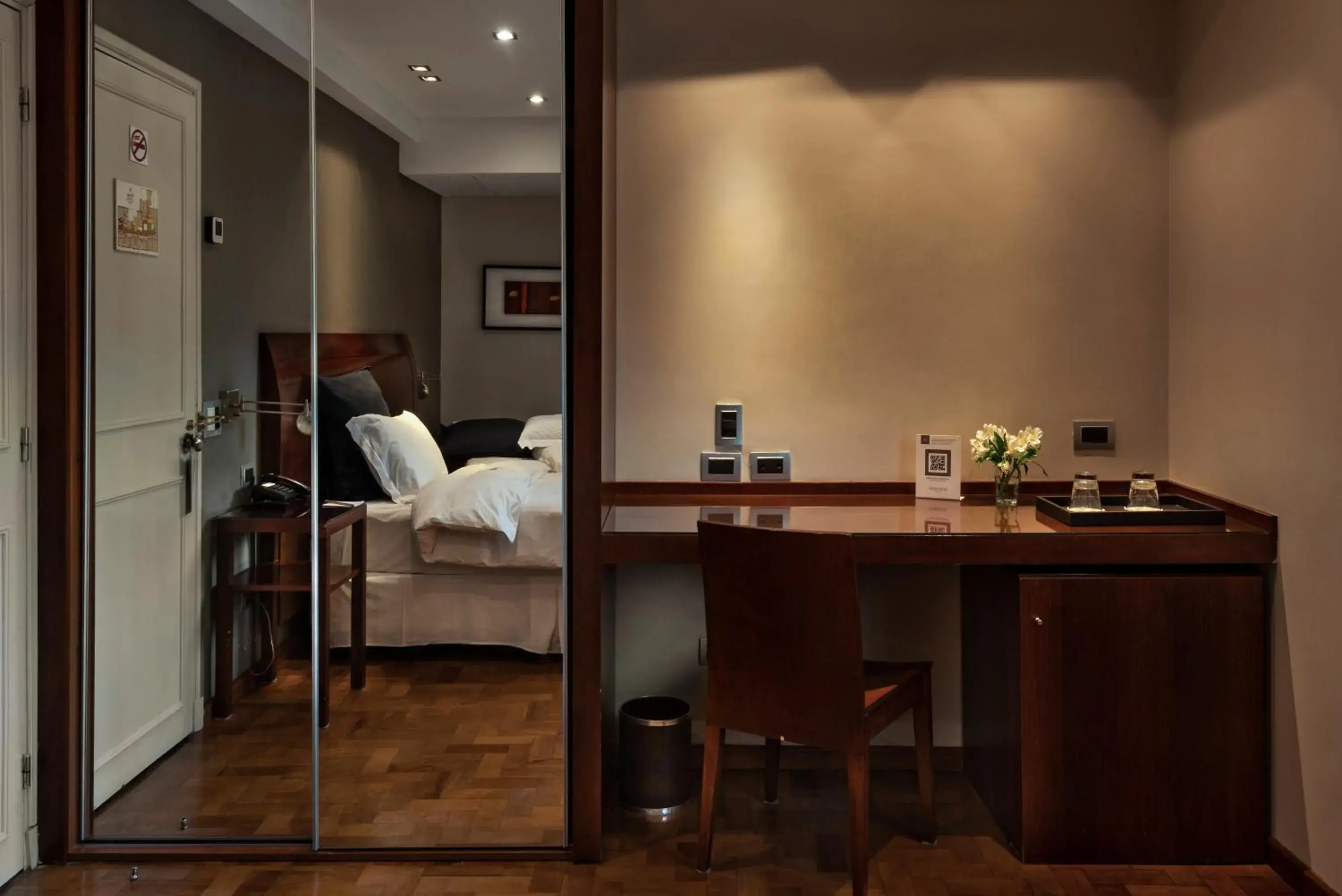 Seating area, Bed in Windsor Hotel Seating area, Bed in Windsor Hotel