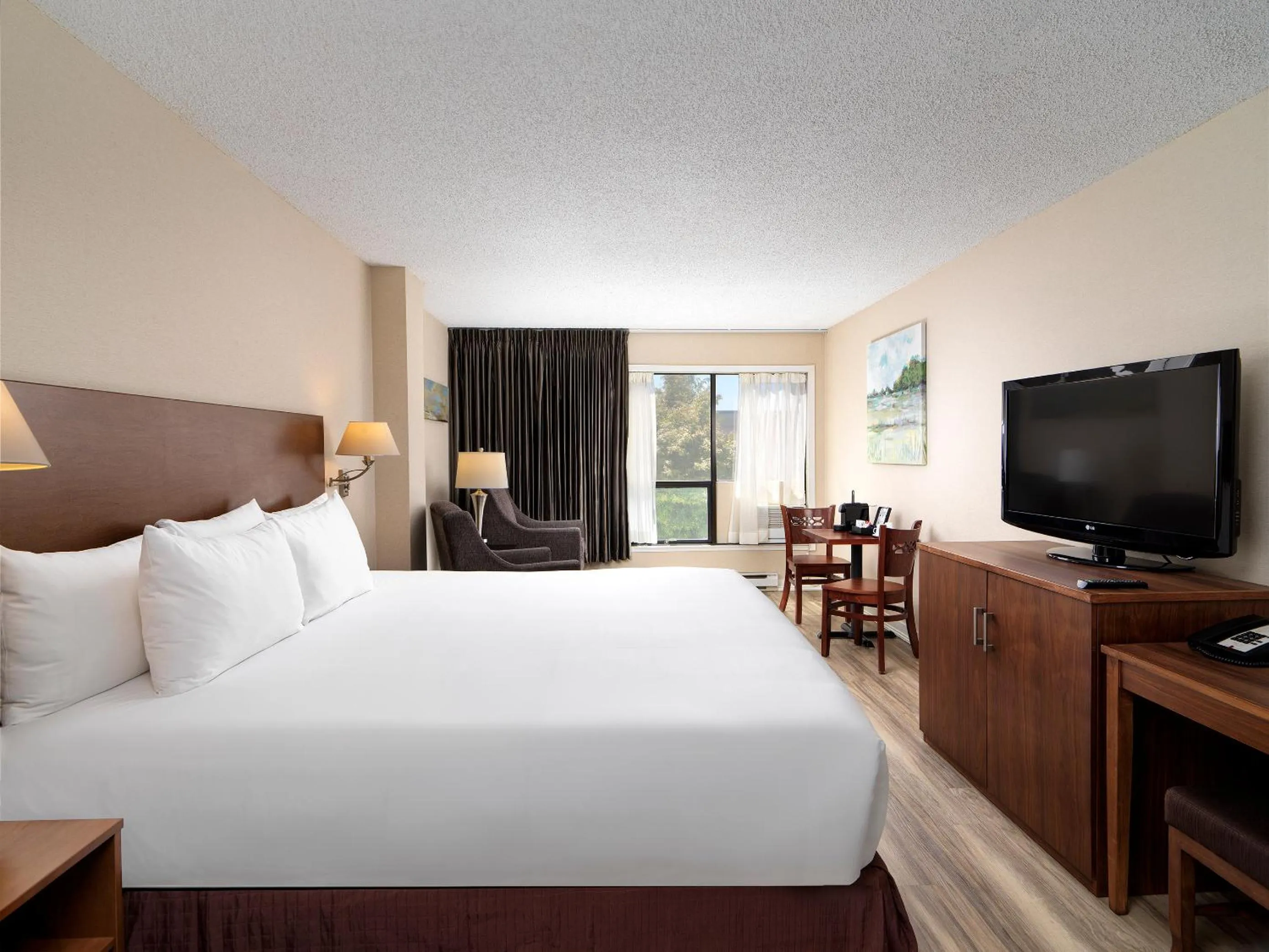 Bed in Huntingdon Hotel and Suites