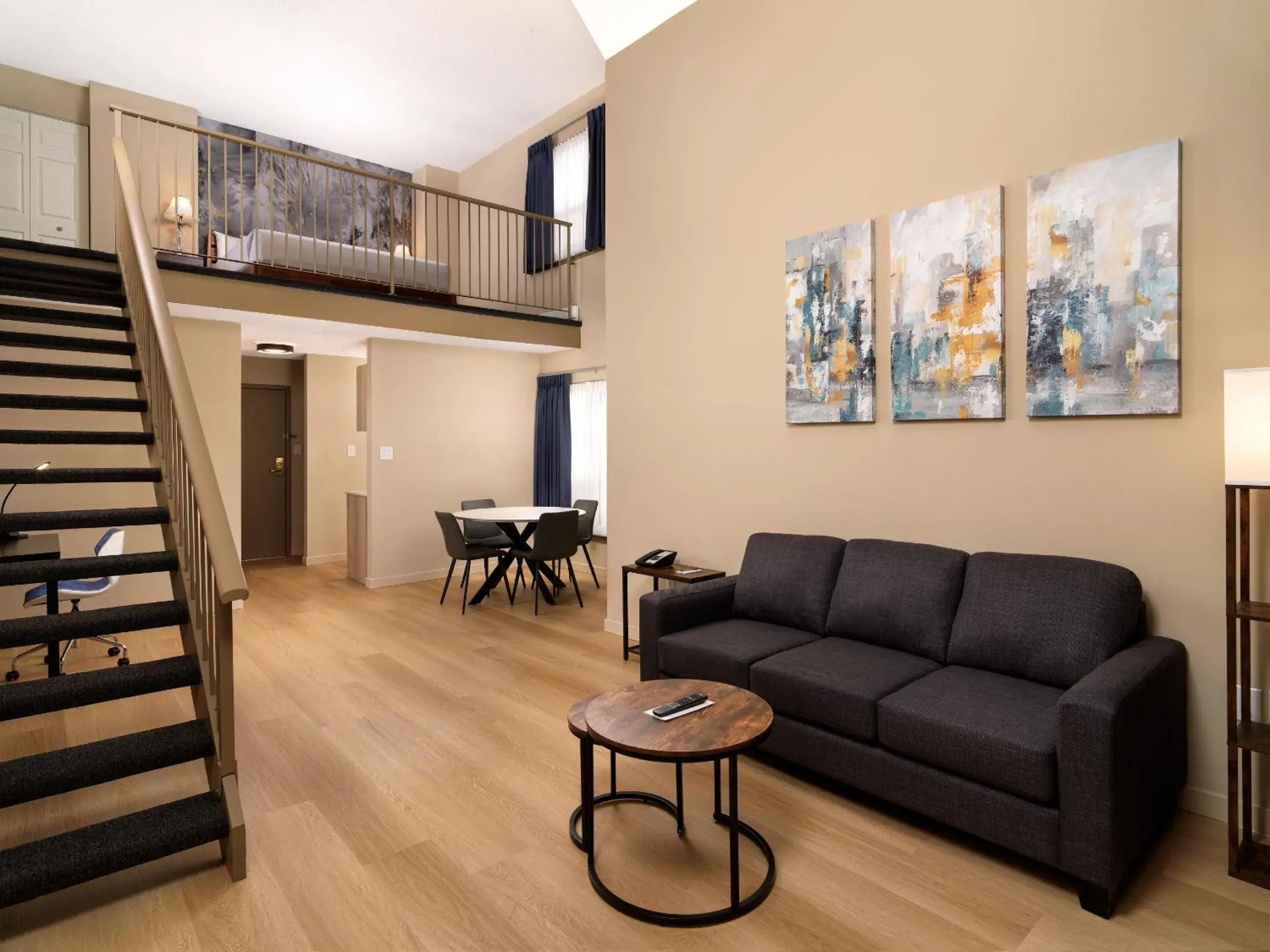 Living room in Huntingdon Hotel and Suites Living room in Huntingdon Hotel and Suites