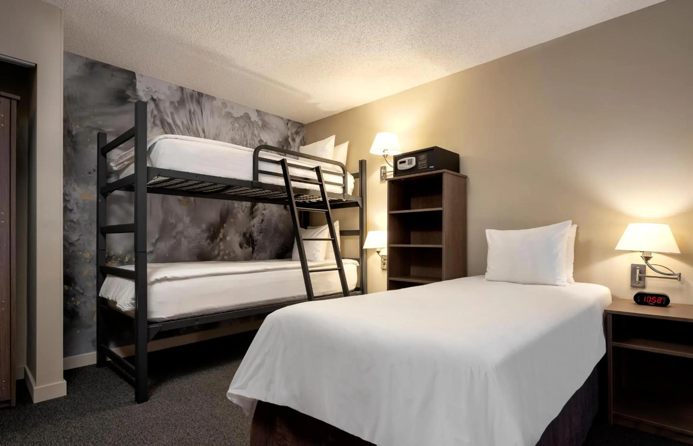 Bedroom, Bed in Huntingdon Hotel and Suites