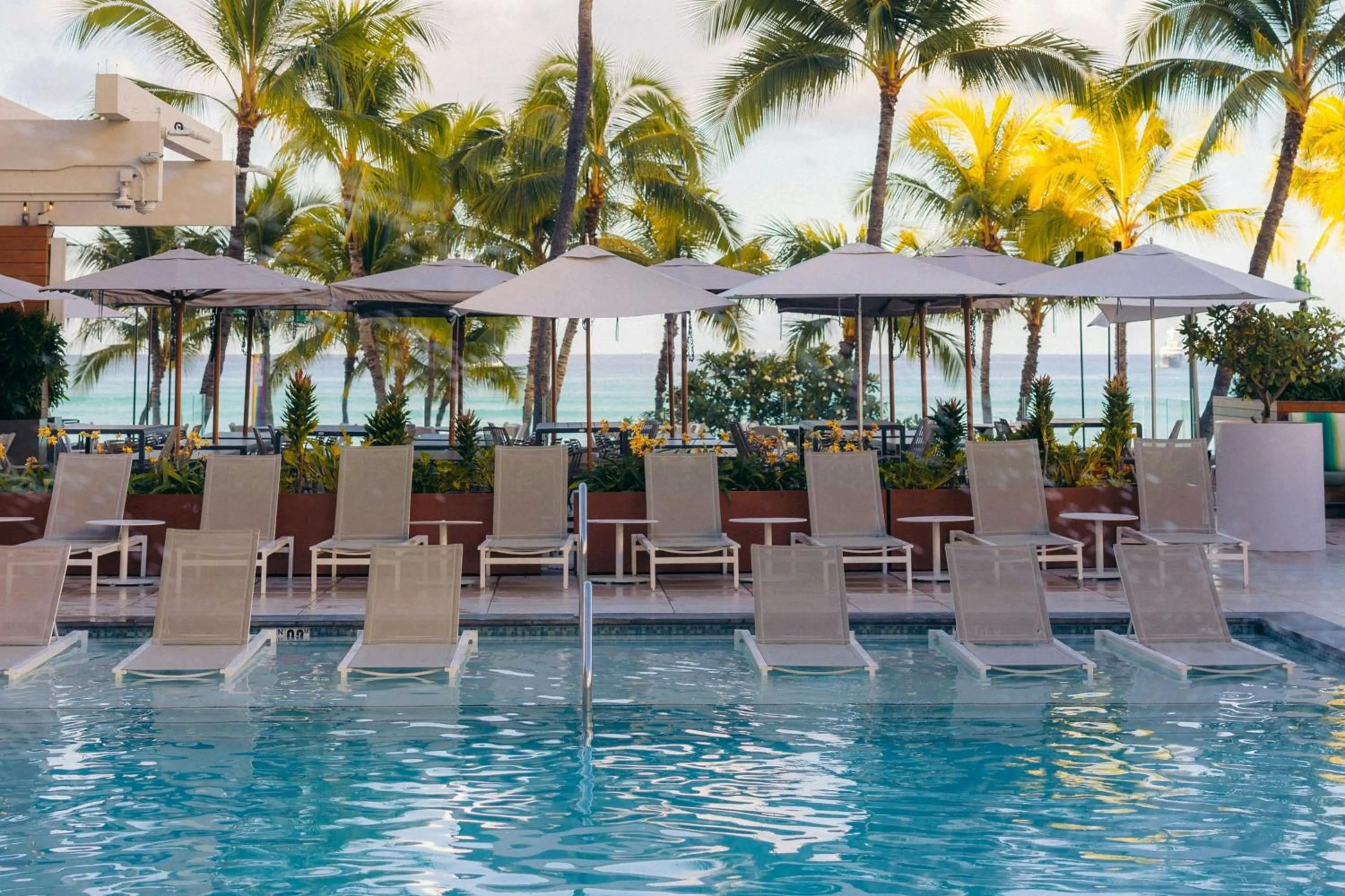 Swimming pool in Waikiki Beach Marriott Resort & Spa
