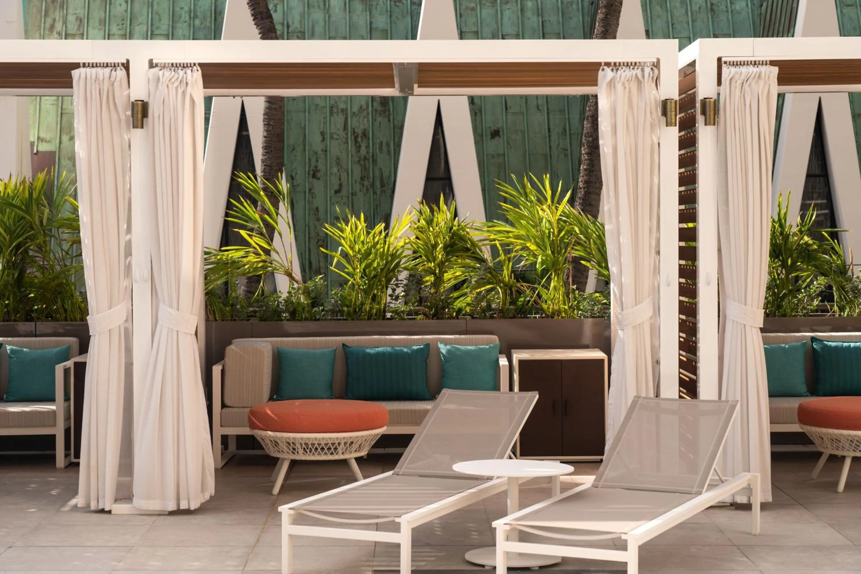 Swimming pool in Waikiki Beach Marriott Resort & Spa