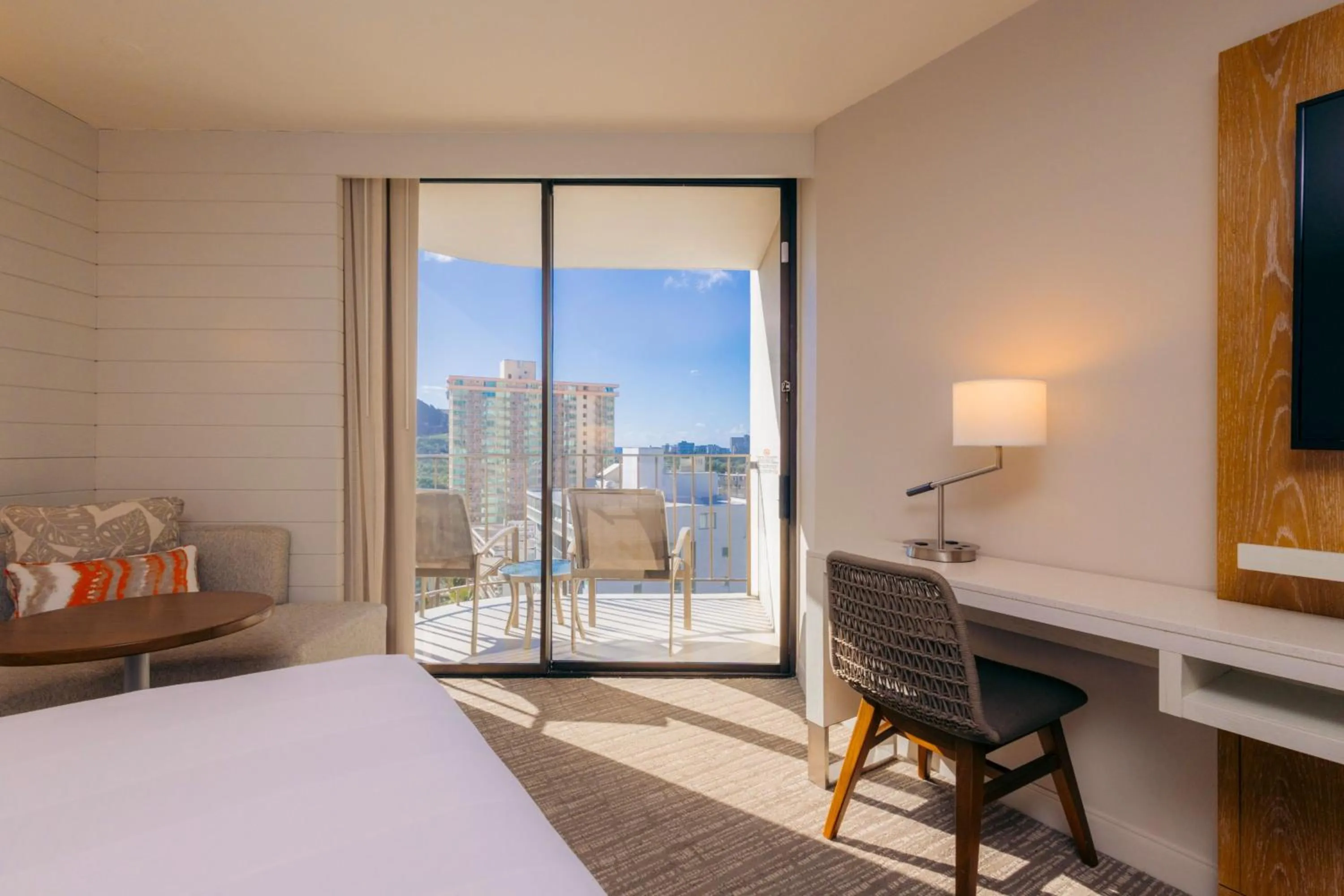 Photo of the whole room, Bed in Waikiki Beach Marriott Resort & Spa