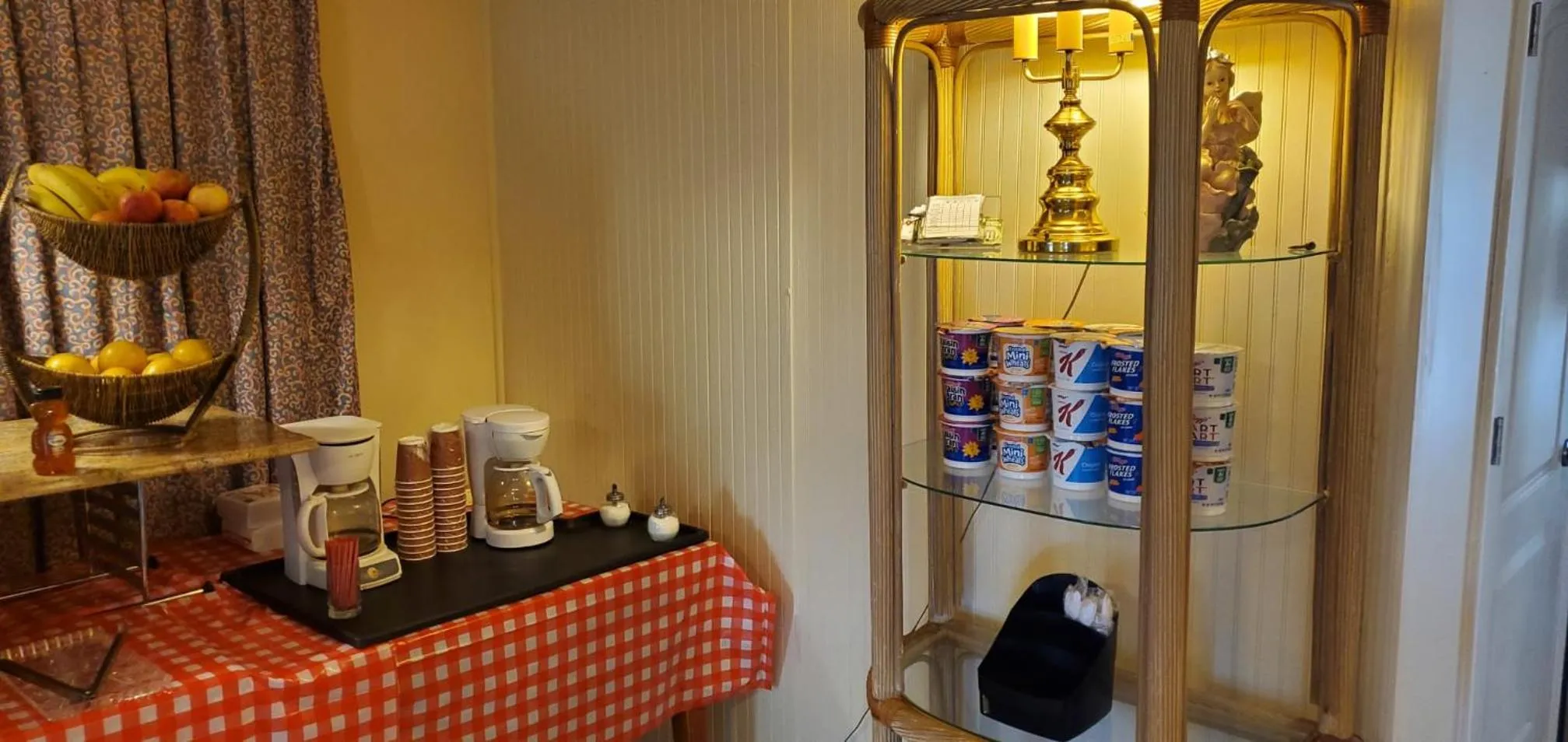 Breakfast in Conty's Motel