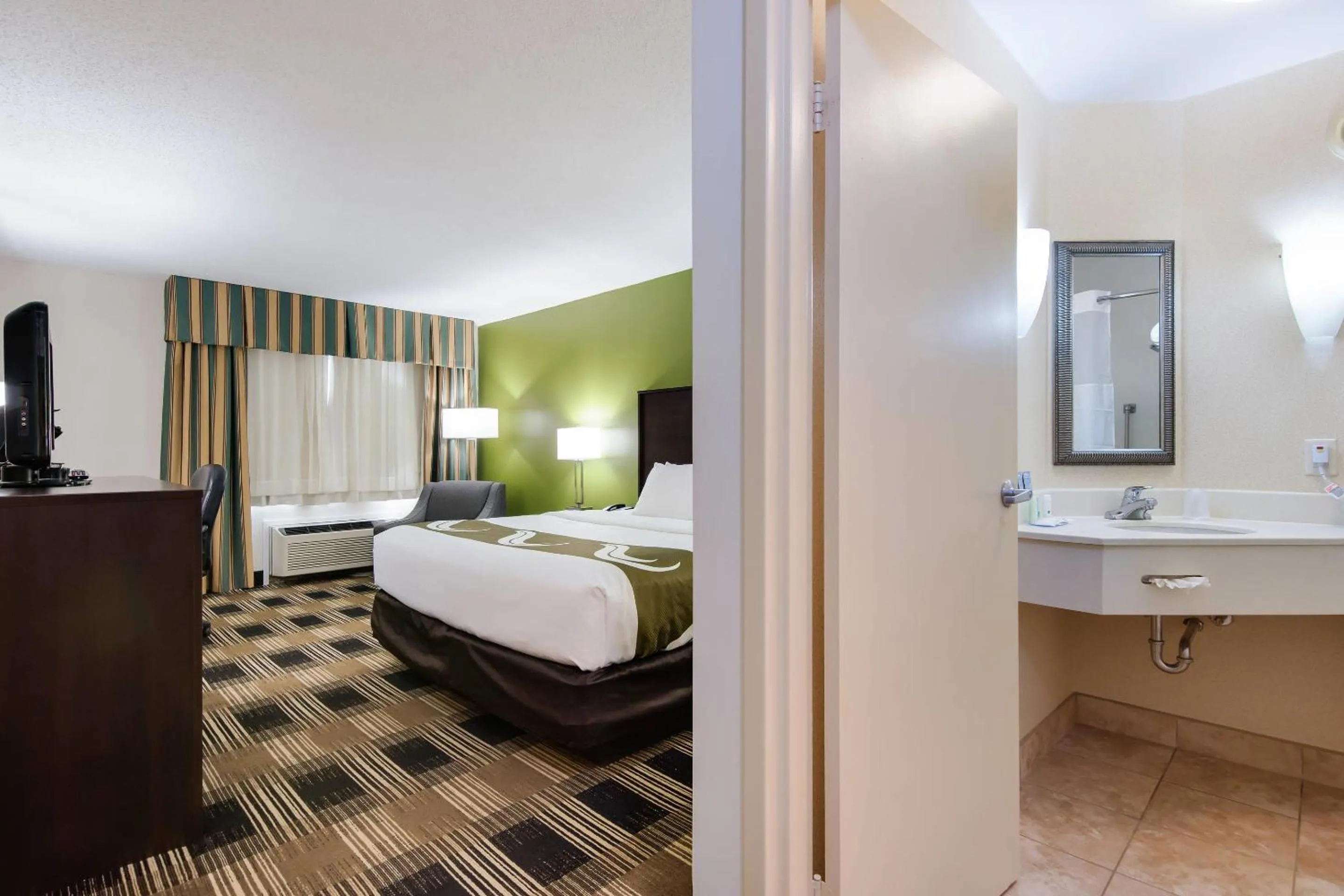 Bedroom, Bed in Quality Inn Oneonta Cooperstown Area