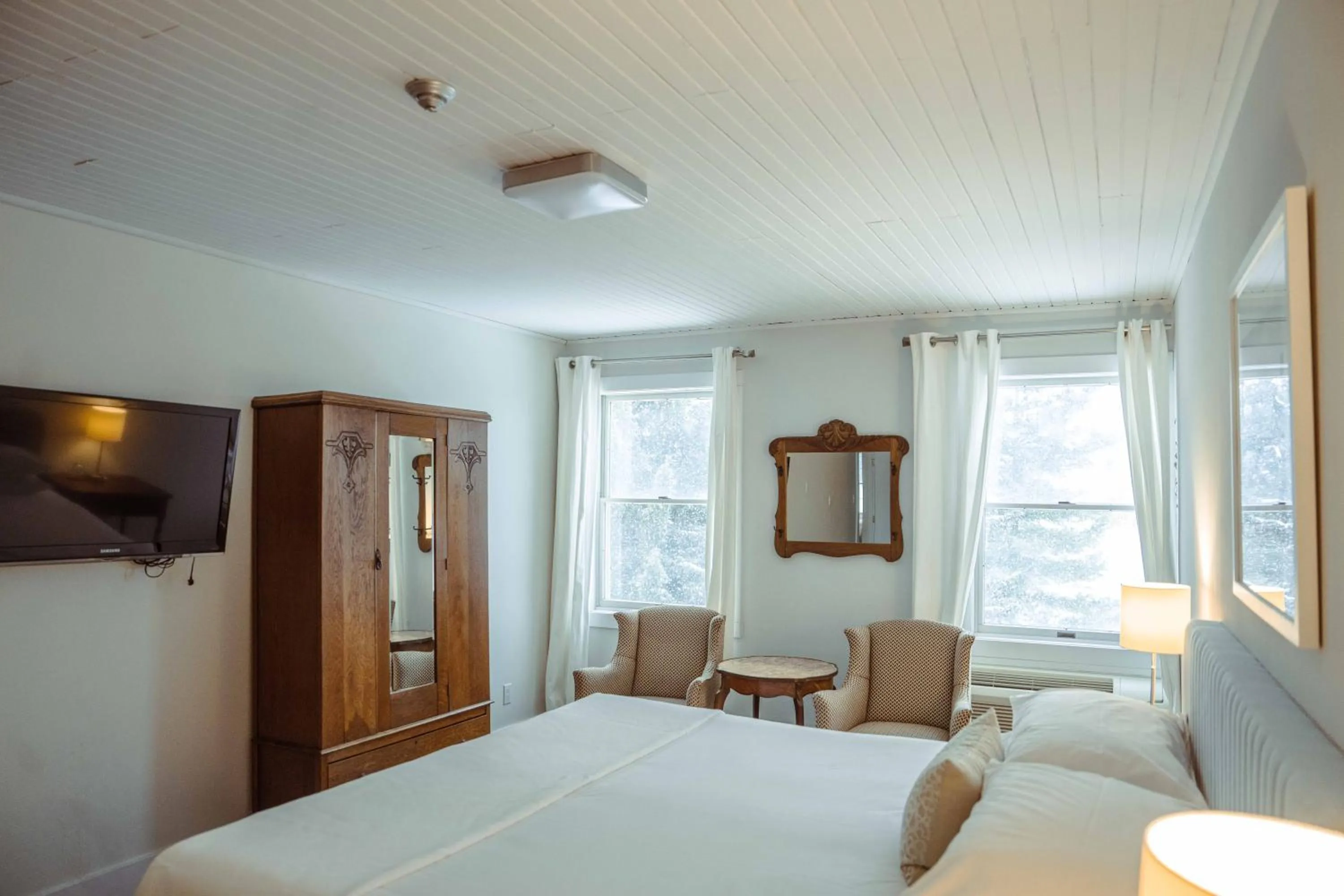 Photo of the whole room, Bed in South Landing Inn