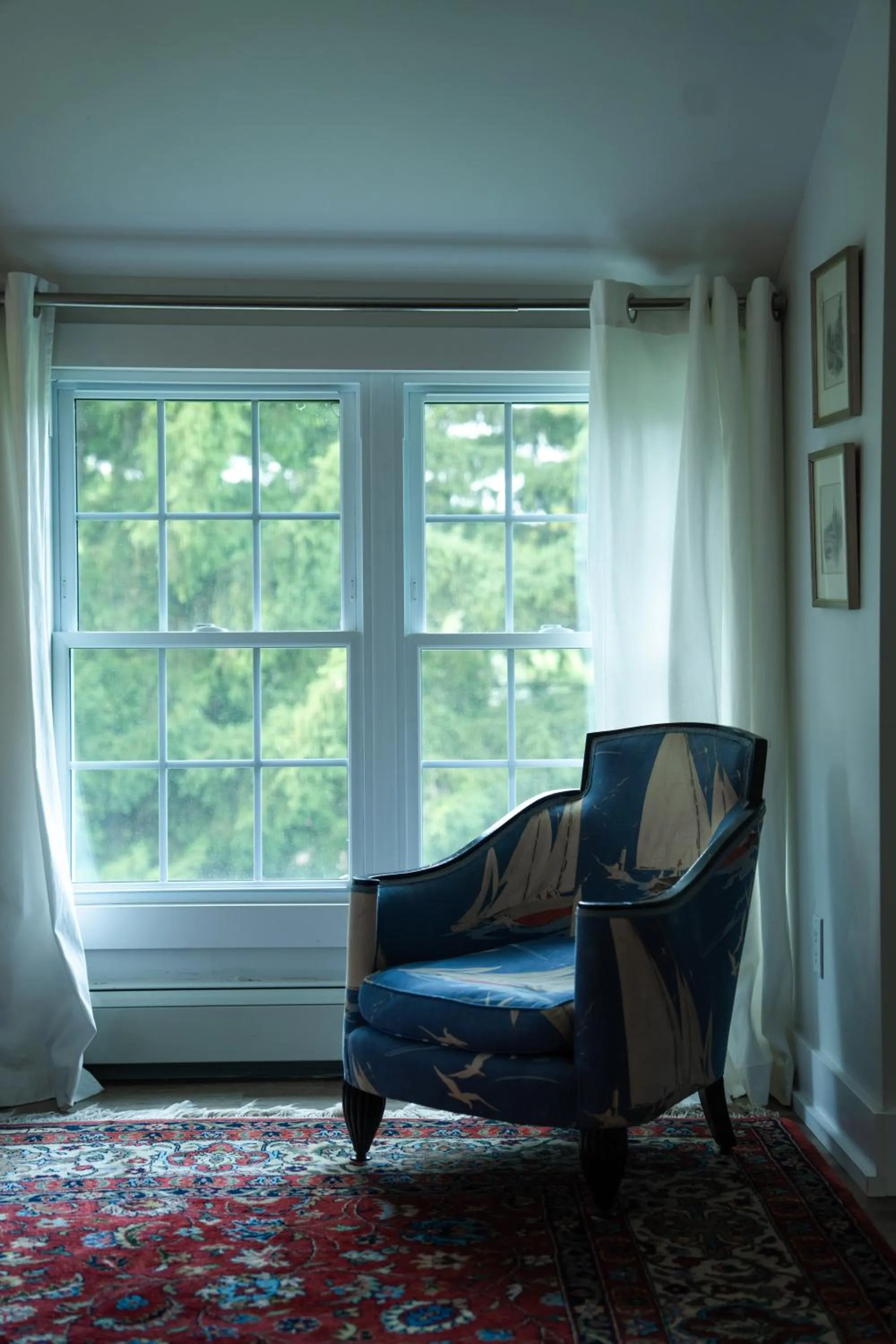 Seating area in South Landing Inn
