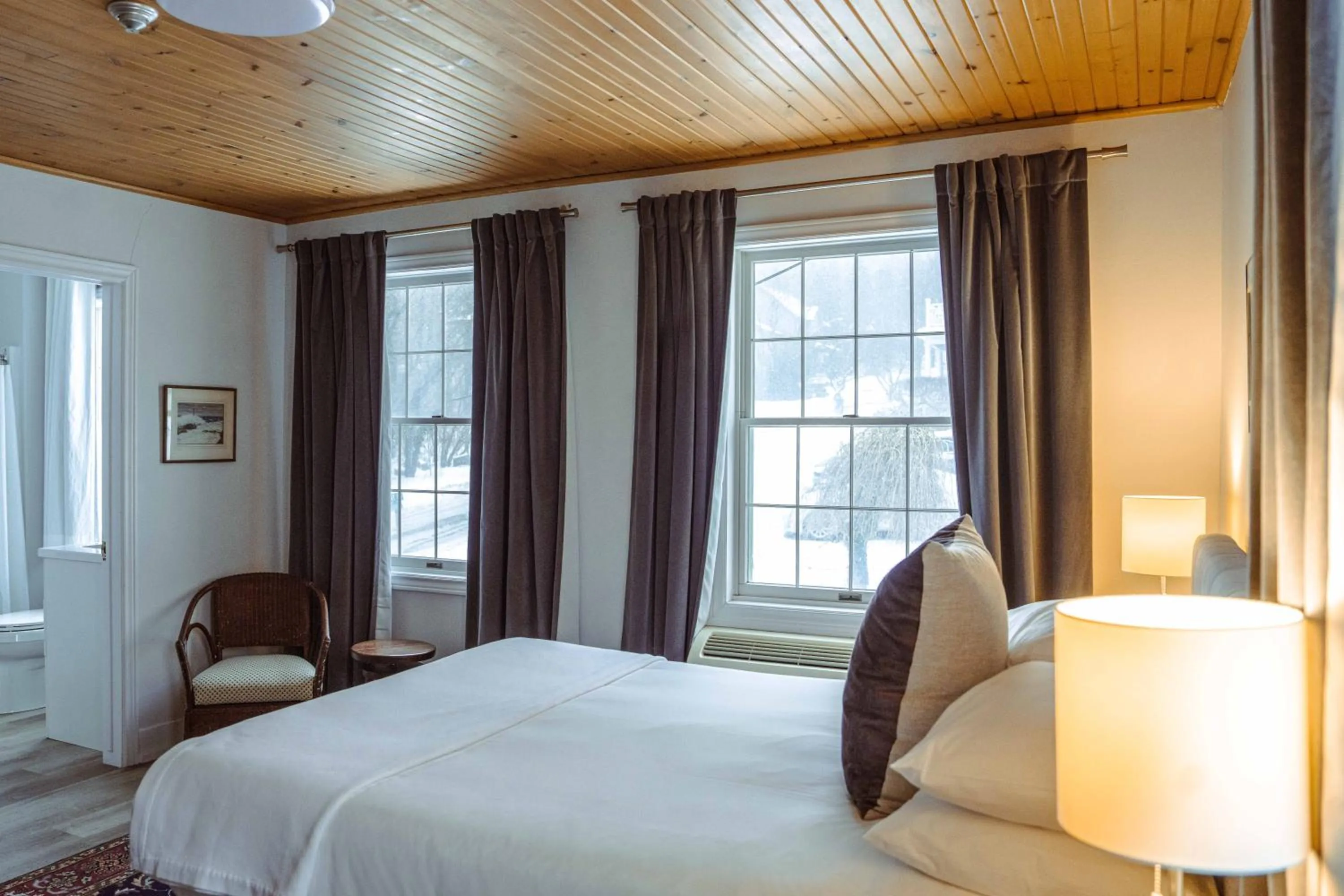 Photo of the whole room, Bed in South Landing Inn