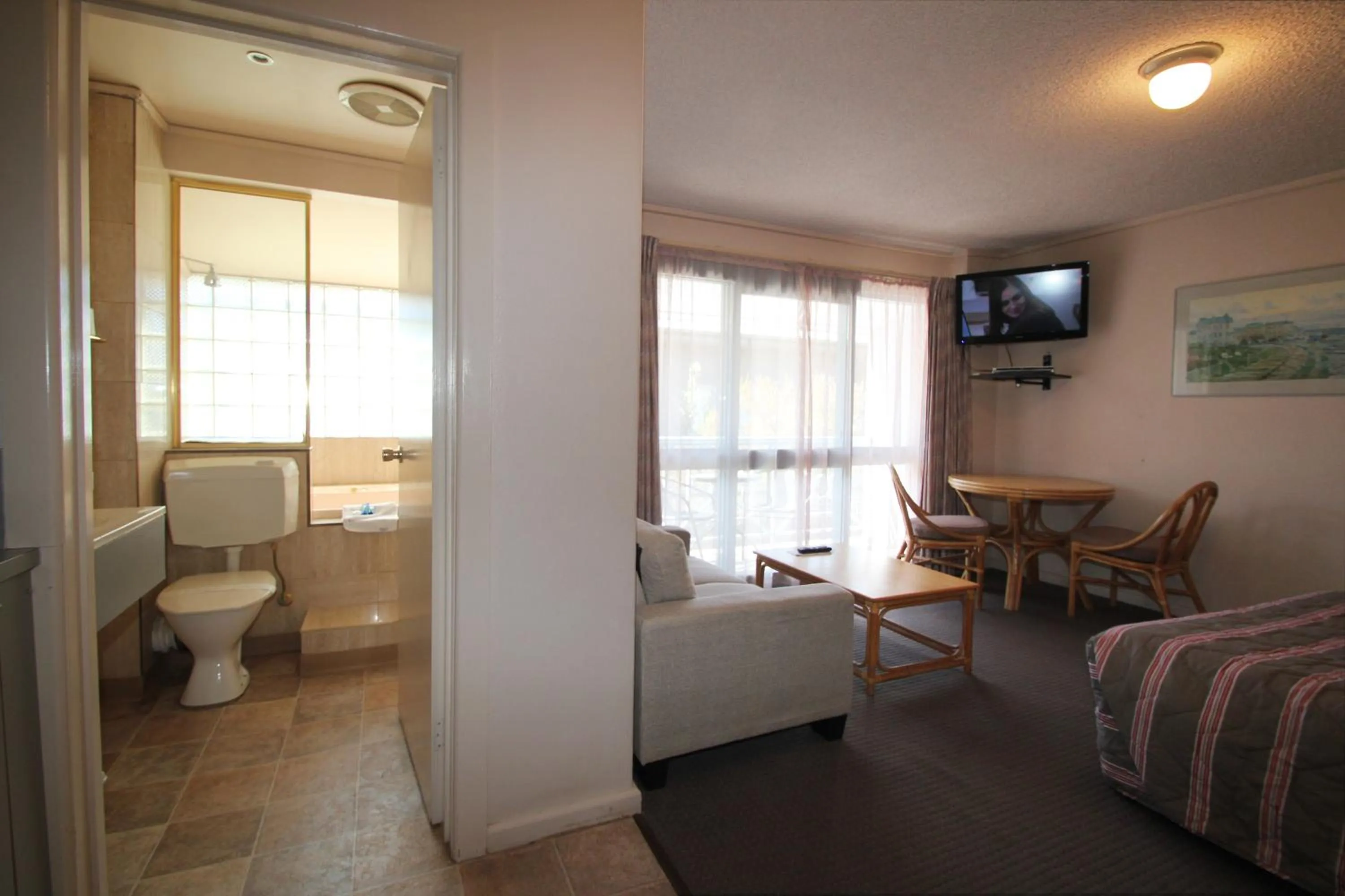 Bed in Beaumaris Bay Motel