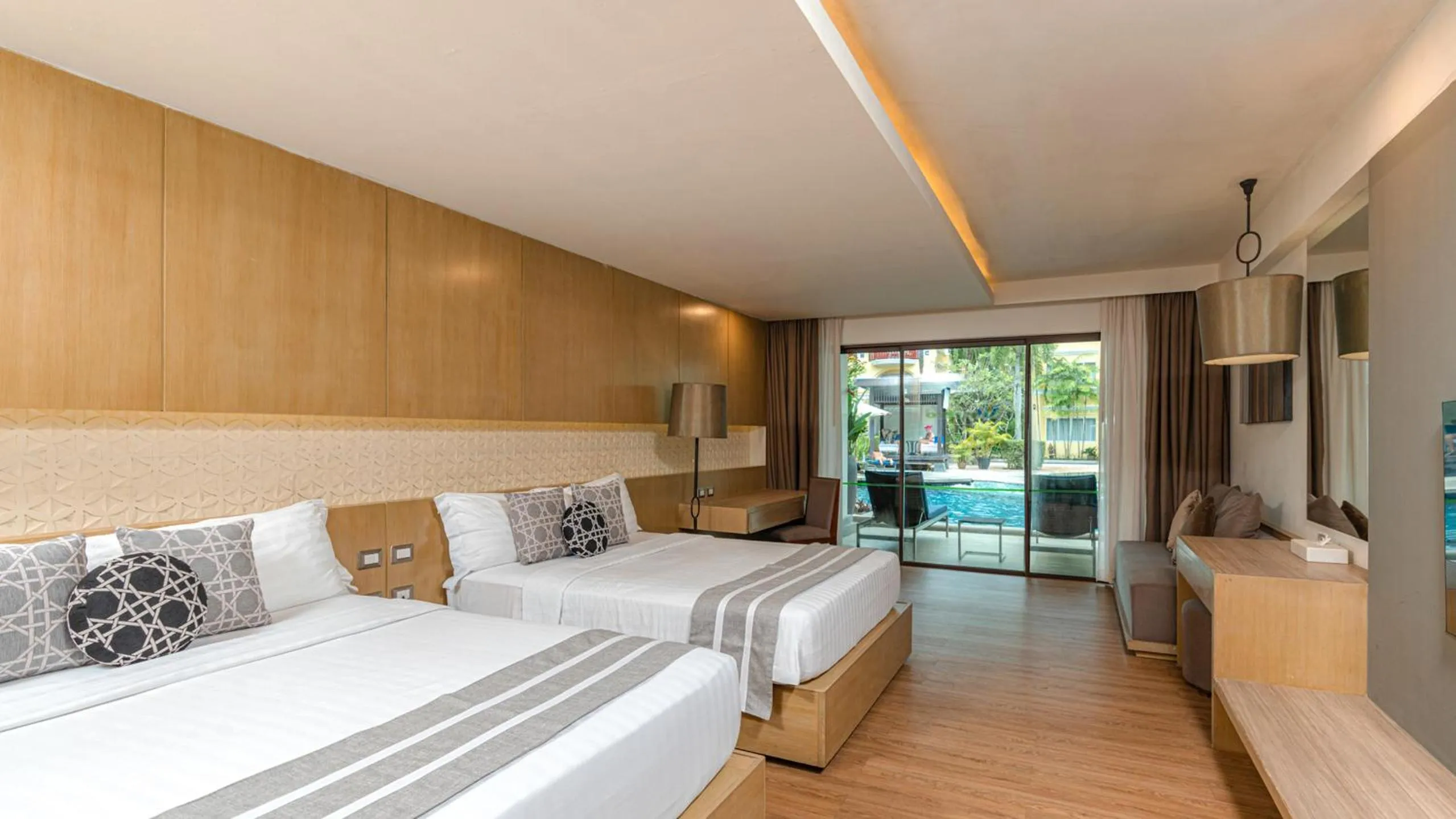 Bed in Phuket Graceland Resort and Spa