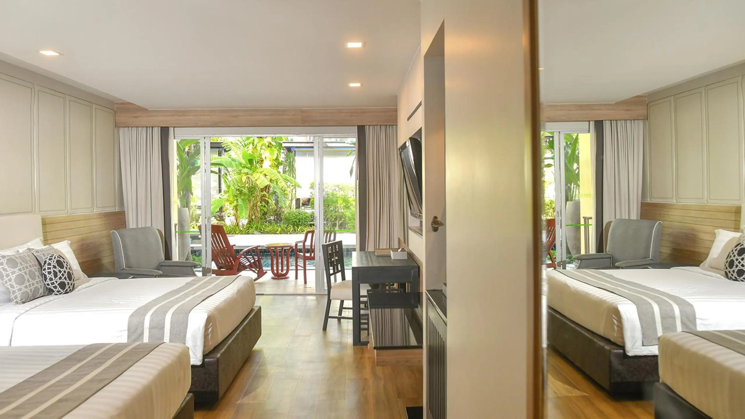 Bed in Phuket Graceland Resort and Spa