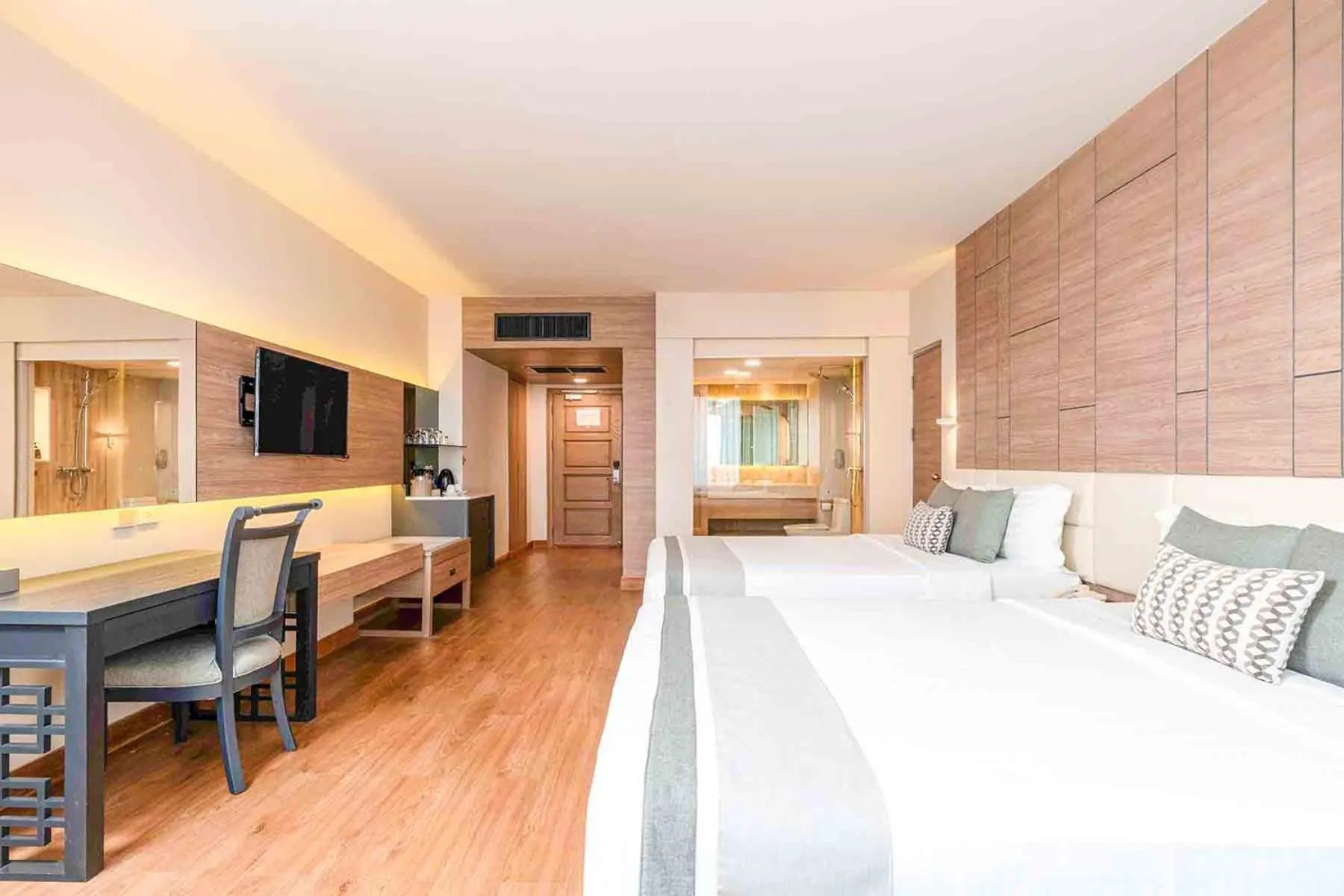 Bed in Phuket Graceland Resort and Spa