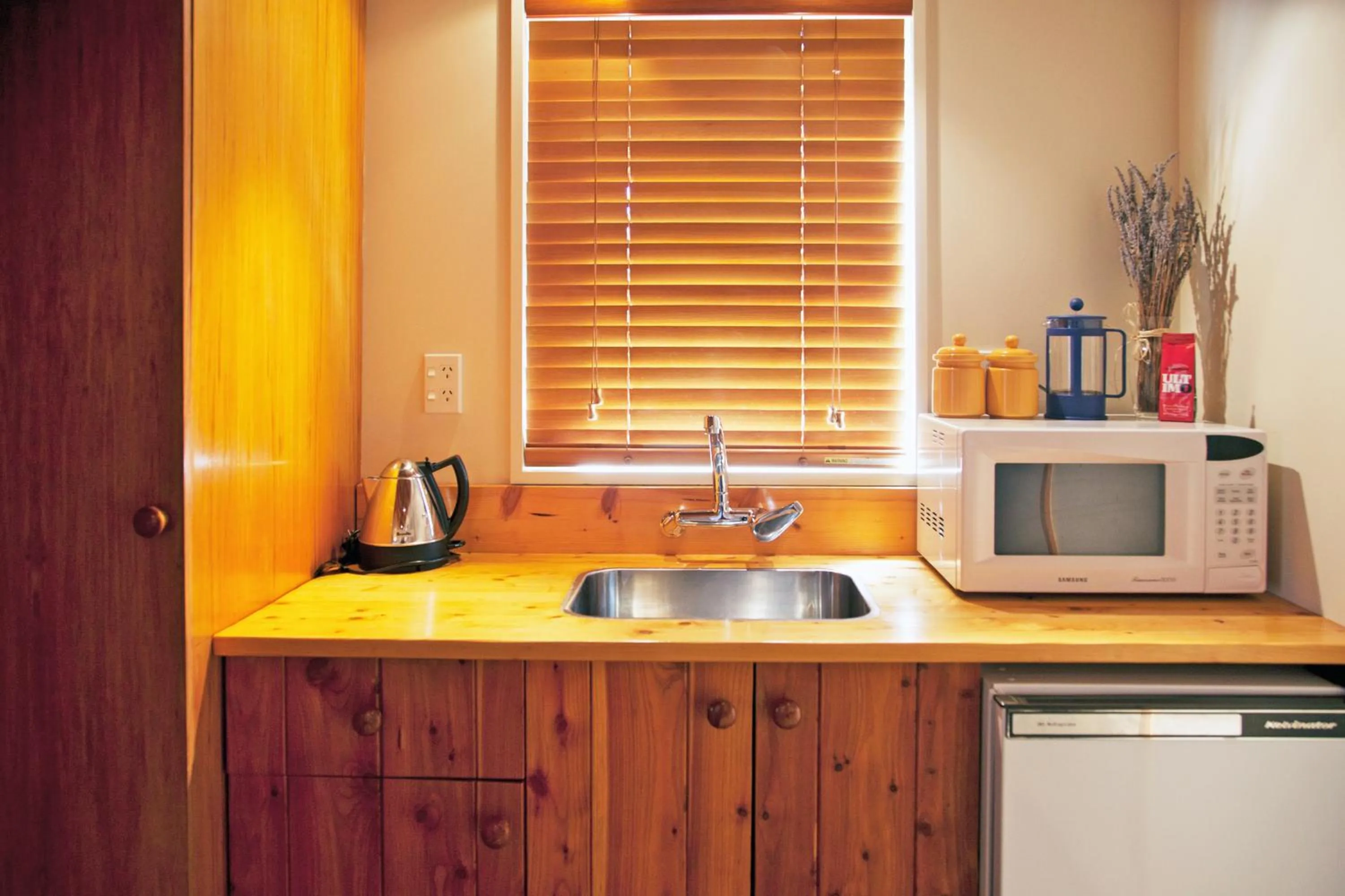 Kitchen or kitchenette in Te Wanaka Lodge