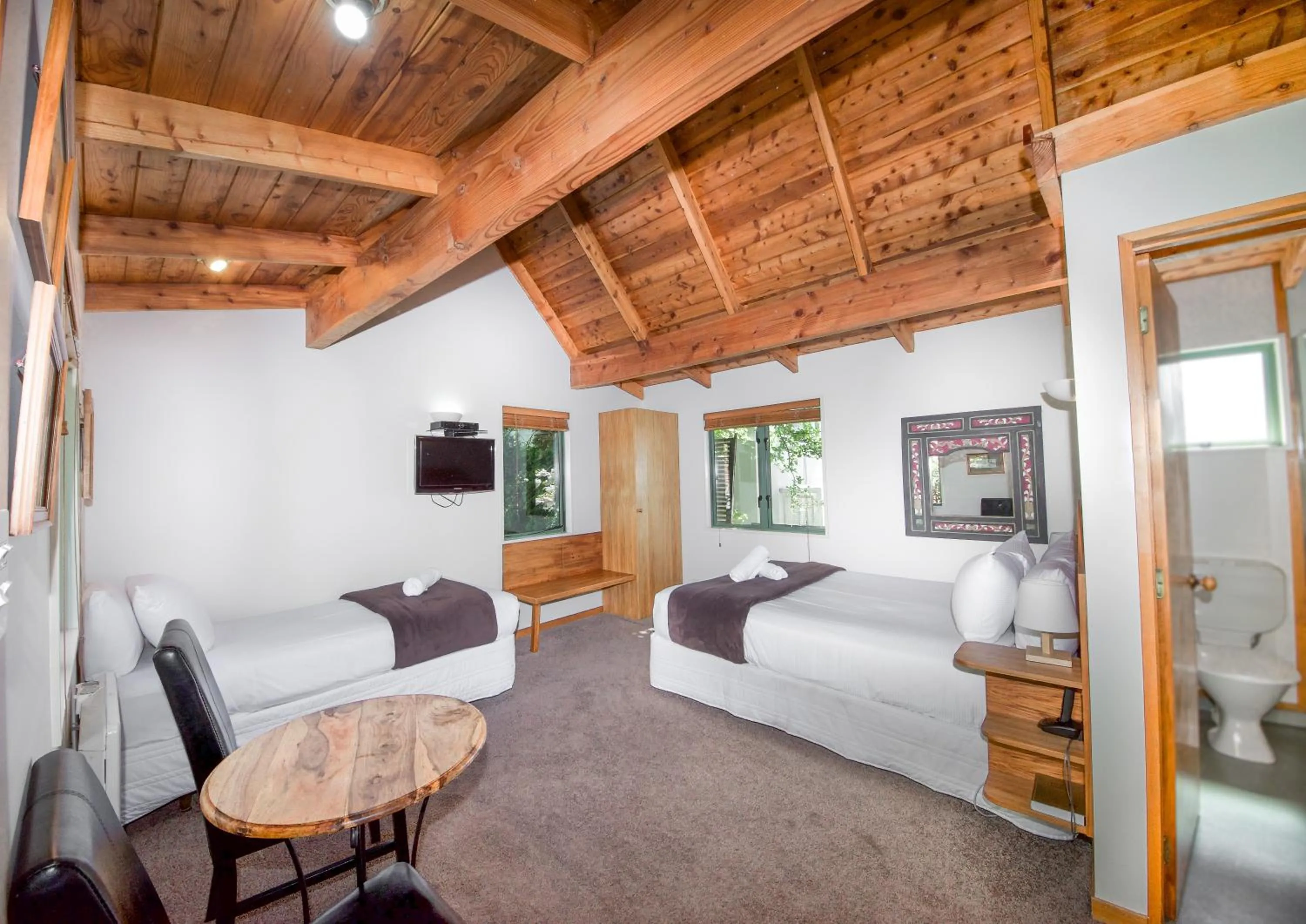 Photo of the whole room, Bed in Te Wanaka Lodge