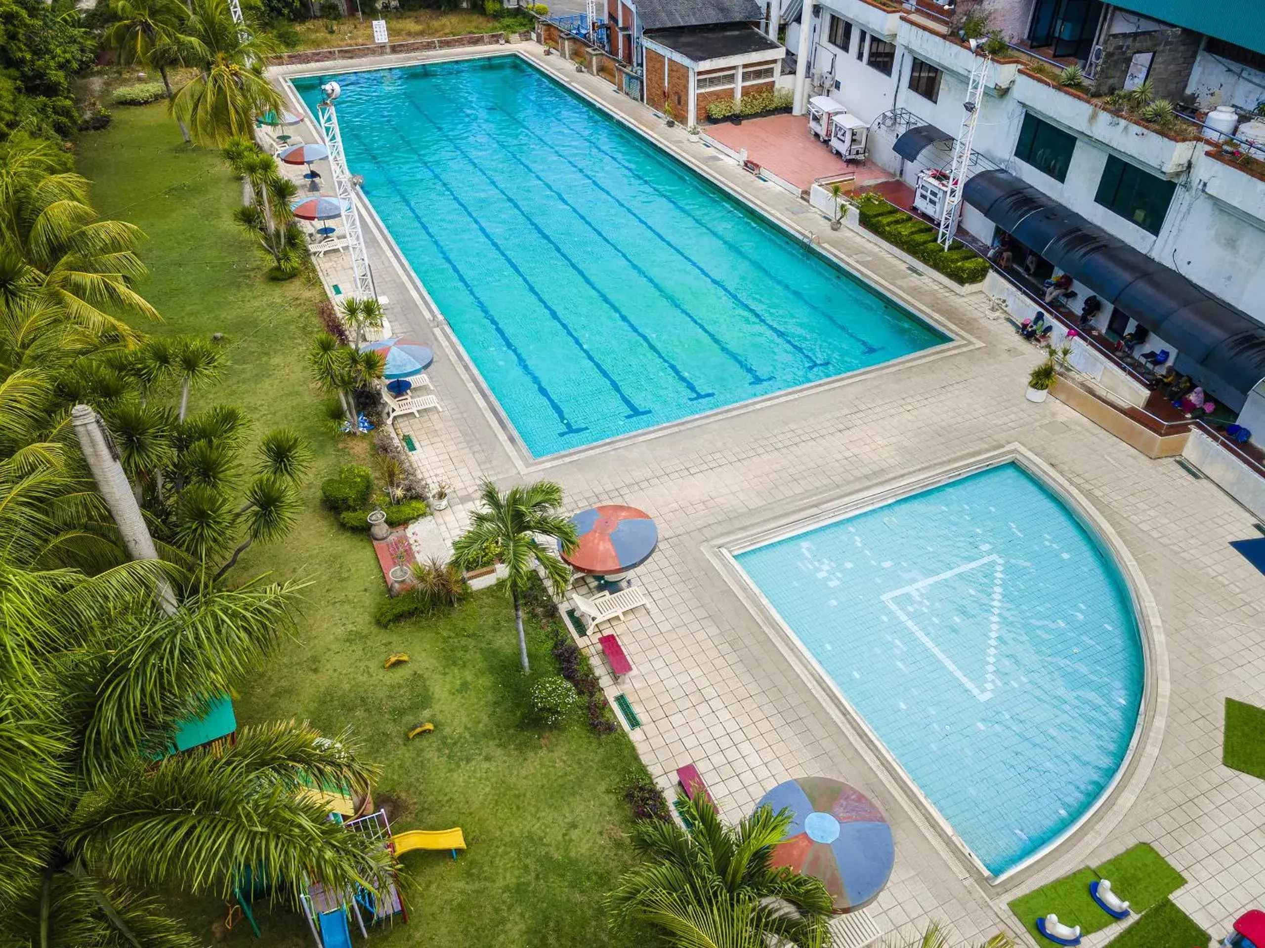 Swimming pool in Surabaya Suites Hotel Powered by Archipelago Swimming pool in Surabaya Suites Hotel Powered by Archipelago