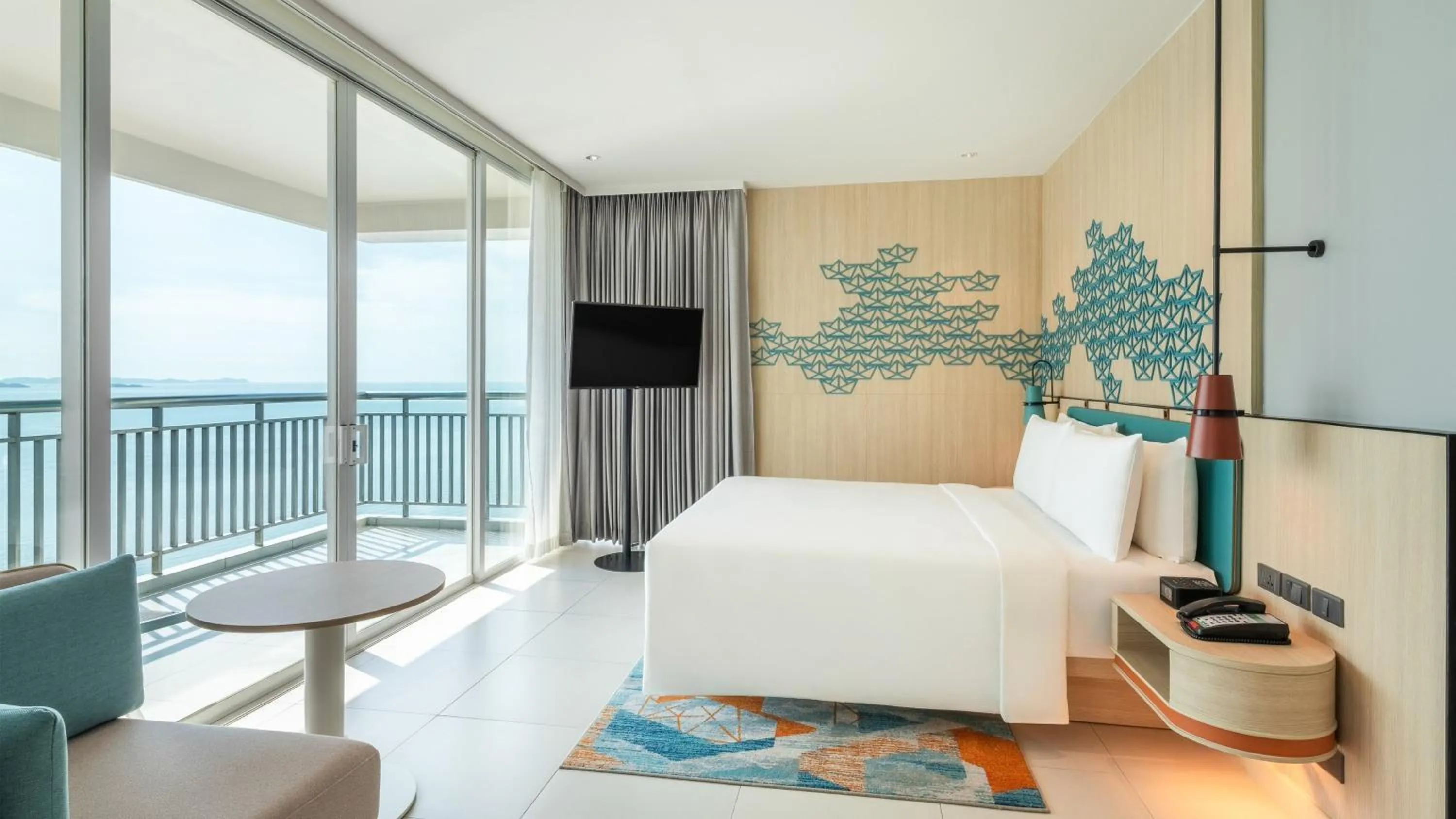 Photo of the whole room, Bed in Holiday Inn Pattaya by IHG