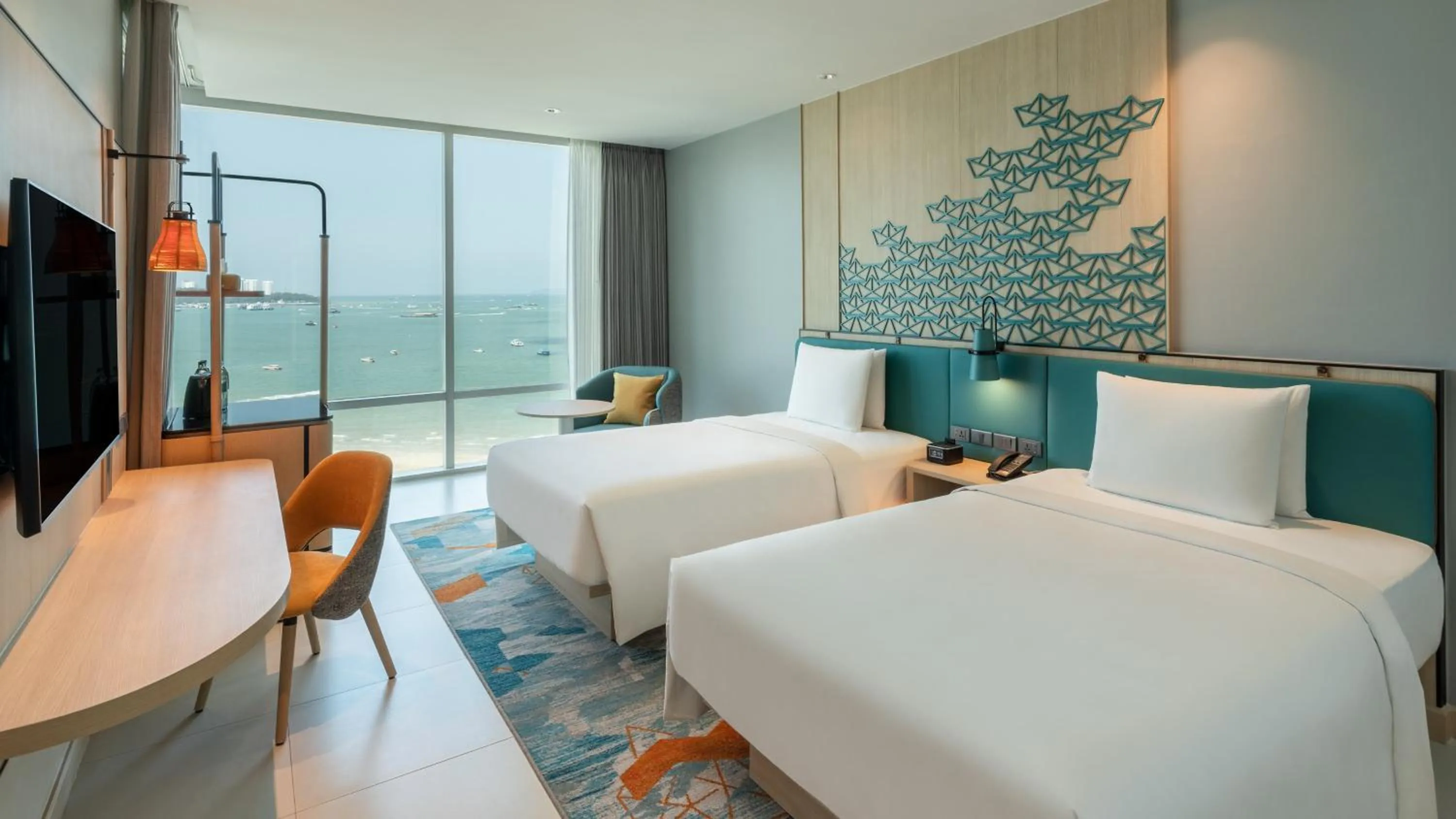 Photo of the whole room, Bed in Holiday Inn Pattaya by IHG
