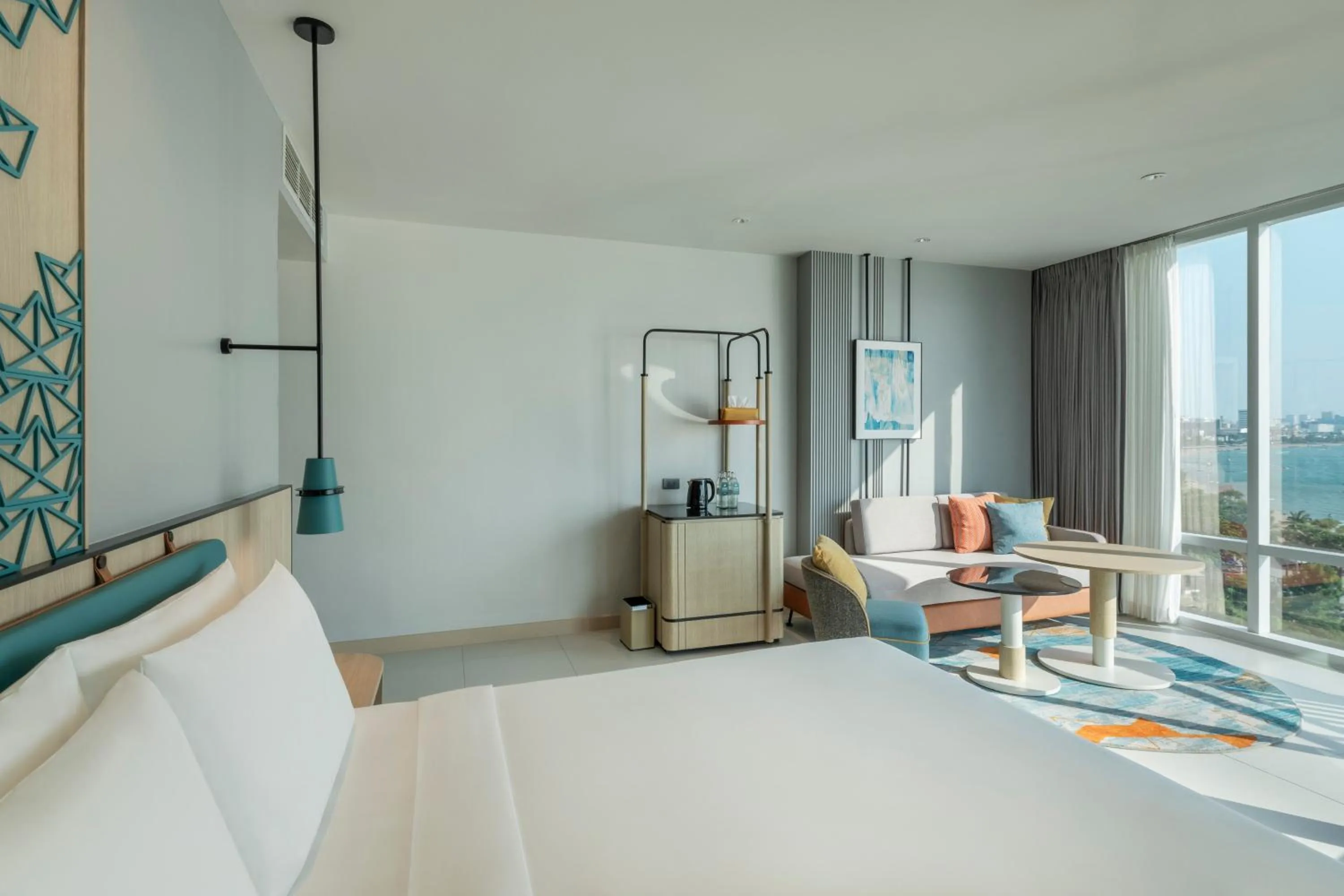 Photo of the whole room, Bed in Holiday Inn Pattaya by IHG