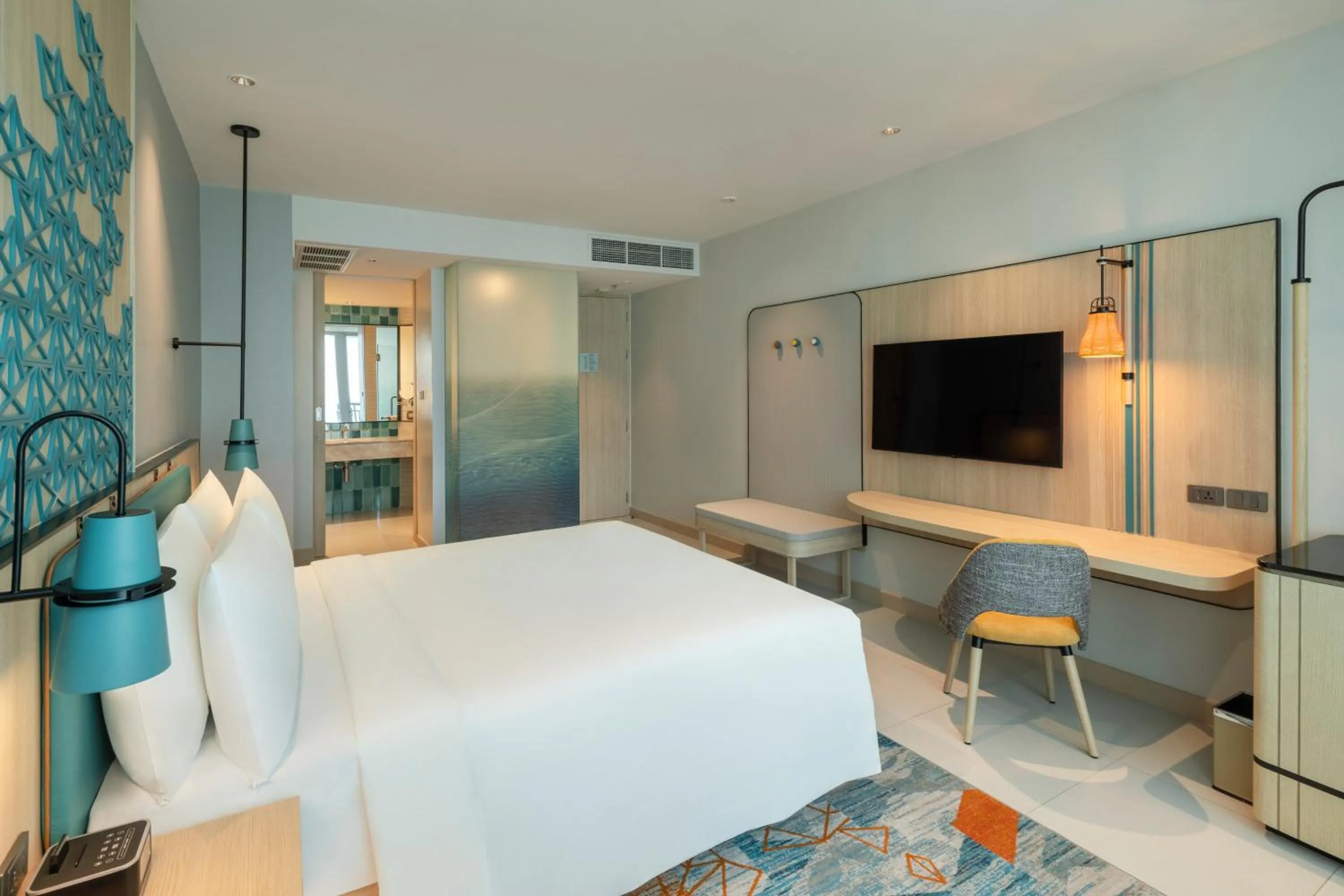 Photo of the whole room, Bed in Holiday Inn Pattaya by IHG