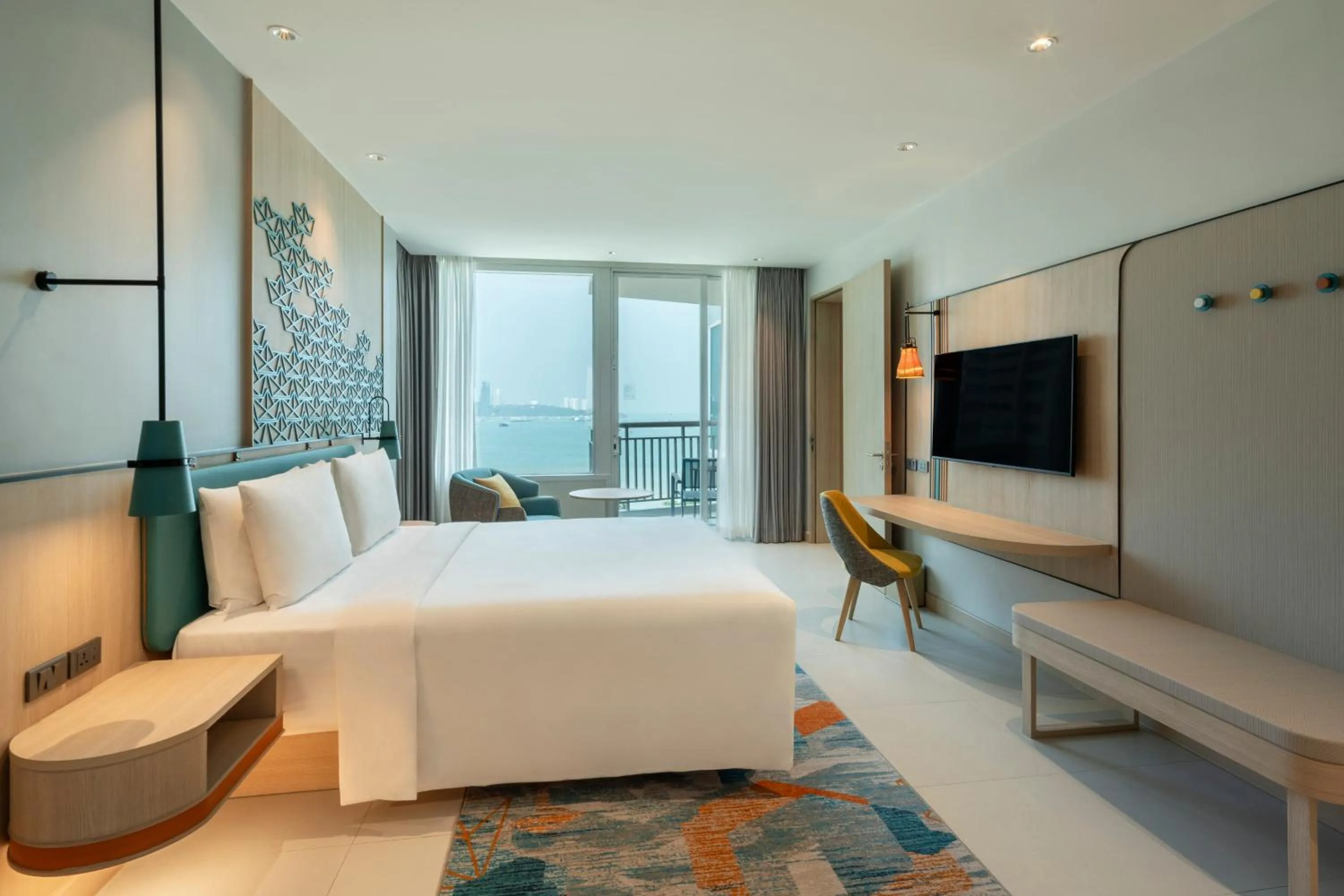 Photo of the whole room, Bed in Holiday Inn Pattaya by IHG