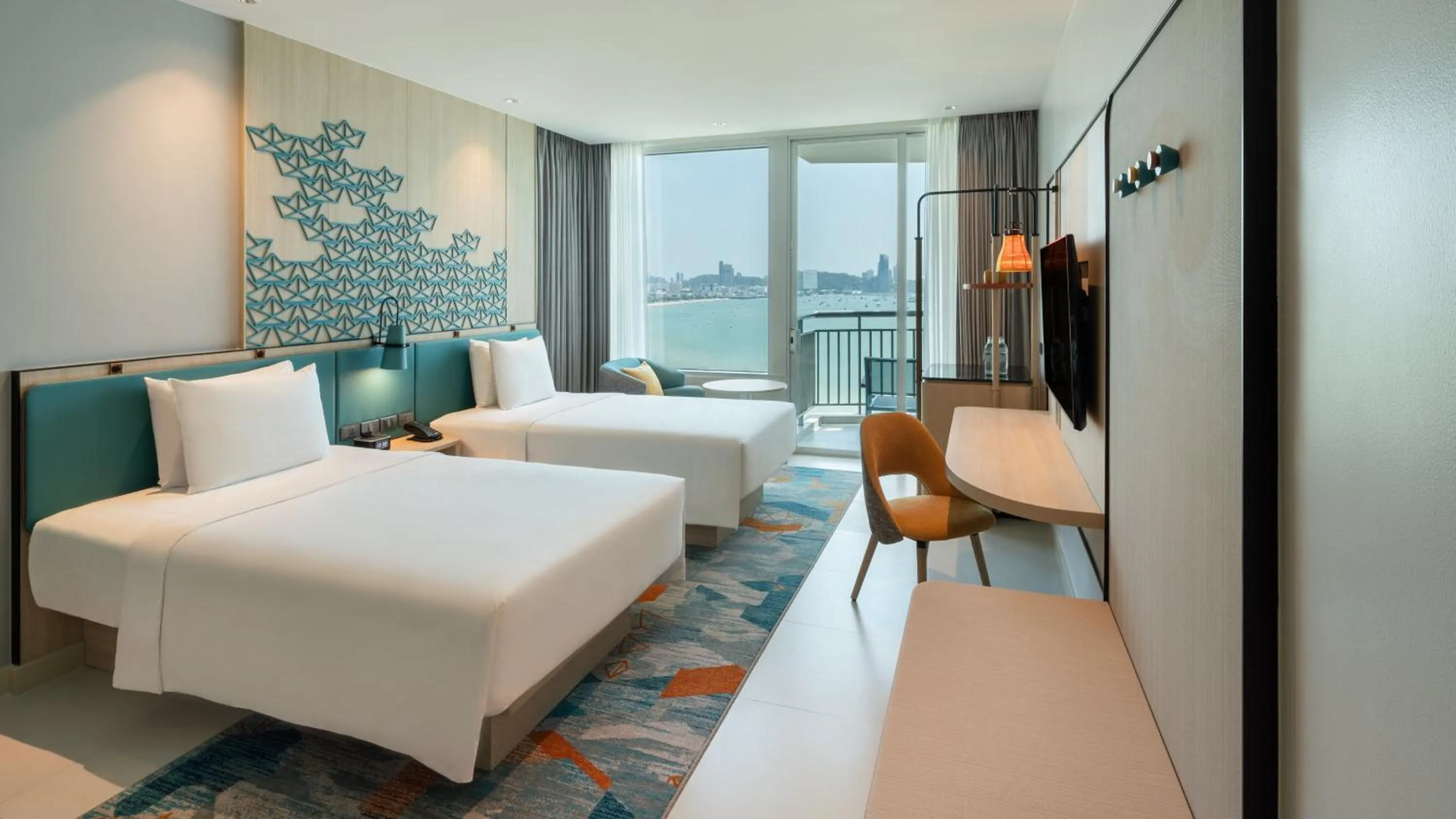 Photo of the whole room, Bed in Holiday Inn Pattaya by IHG